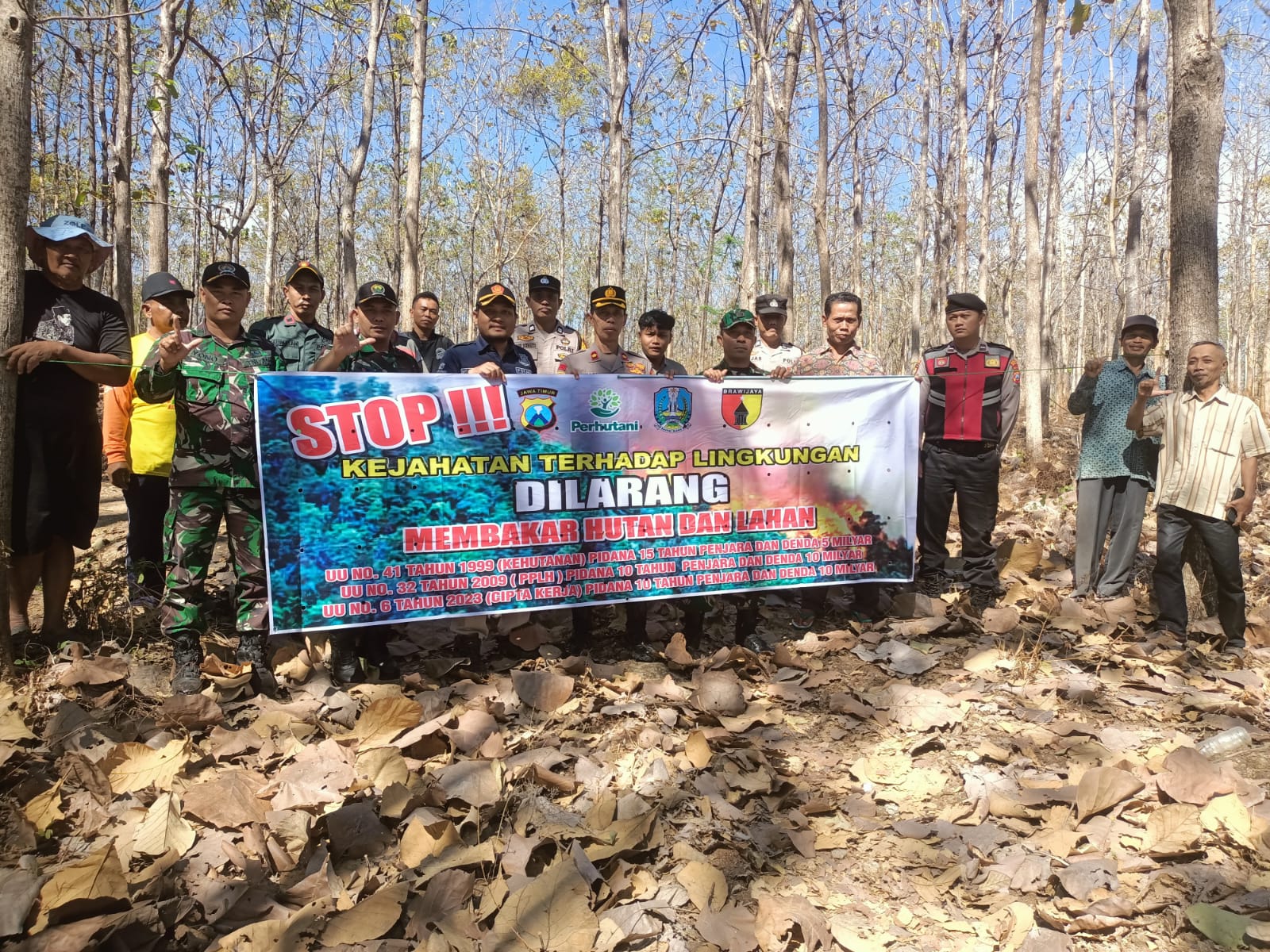 Kapolsek Lembeyan bersama Koramil, Perhutani dan Masyarakat laksanakan pemasangan banner himbauan larangan membakar hutan dan lahan di kawasan hutan Desa Lembeyan Wetan Kecamatan Lembeyan