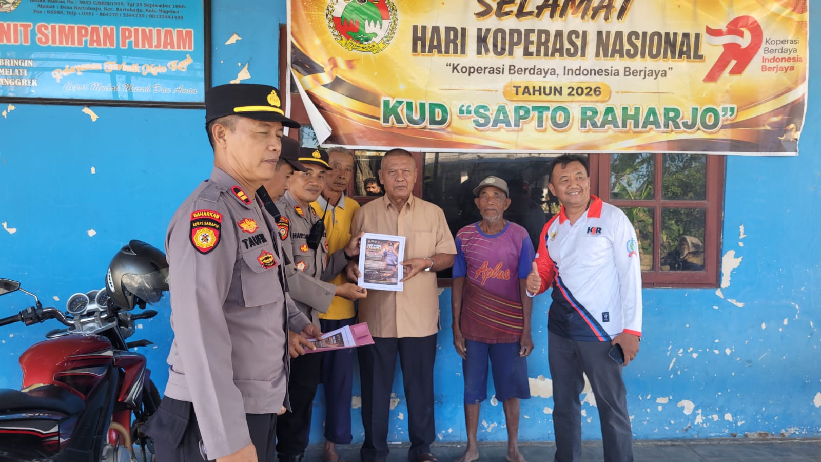 Kapolsek Kartoharjo Bersama Forkopimca Pasang Banner Karhutla dan Bagikan Pamflet Edukasi kepada Masyarakat