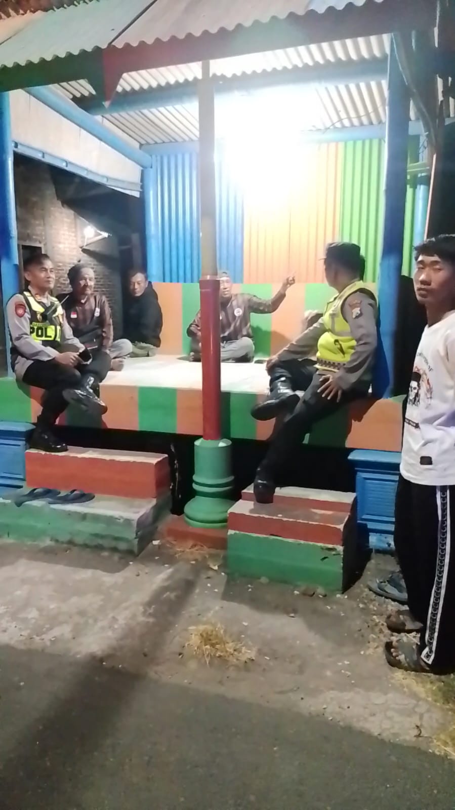 Kapolsek Kartoharjo Bersama Anggota Sambangi Poskamling, Perkuat Sinergi Warga Jaga Kamtibmas