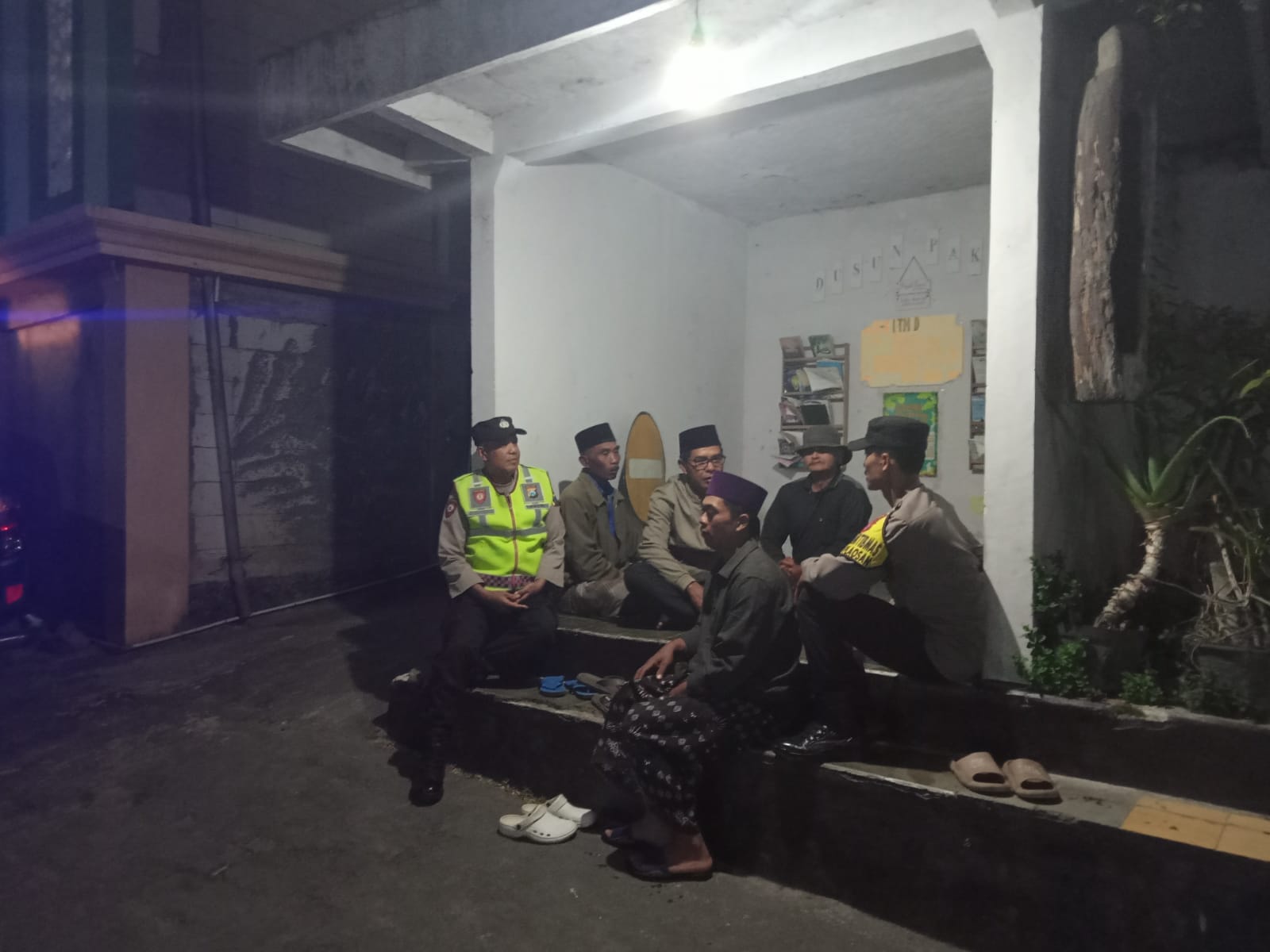 Wujud sinergitas dalam menjaga Kamtibmas, Anggota Polsek Plaosan Sambangi Pos Kamling di Desa