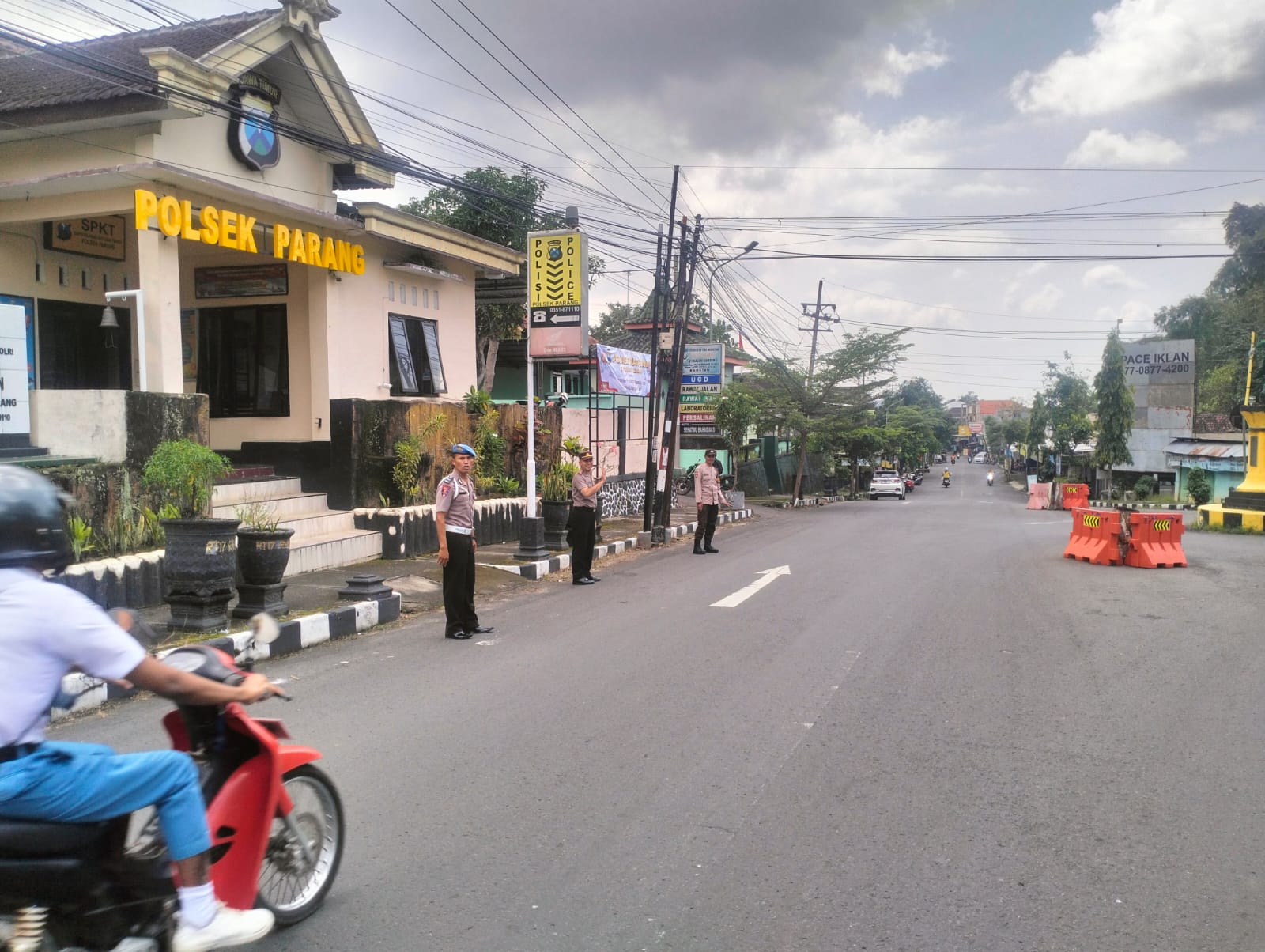 Pelayanan Pagi Humanis, Kapolsek Parang Polres Magetan Polda Jawa Timur Pimpin Pengamanan Arus Lalu Lintas Demi Keselamatan Masyarakat