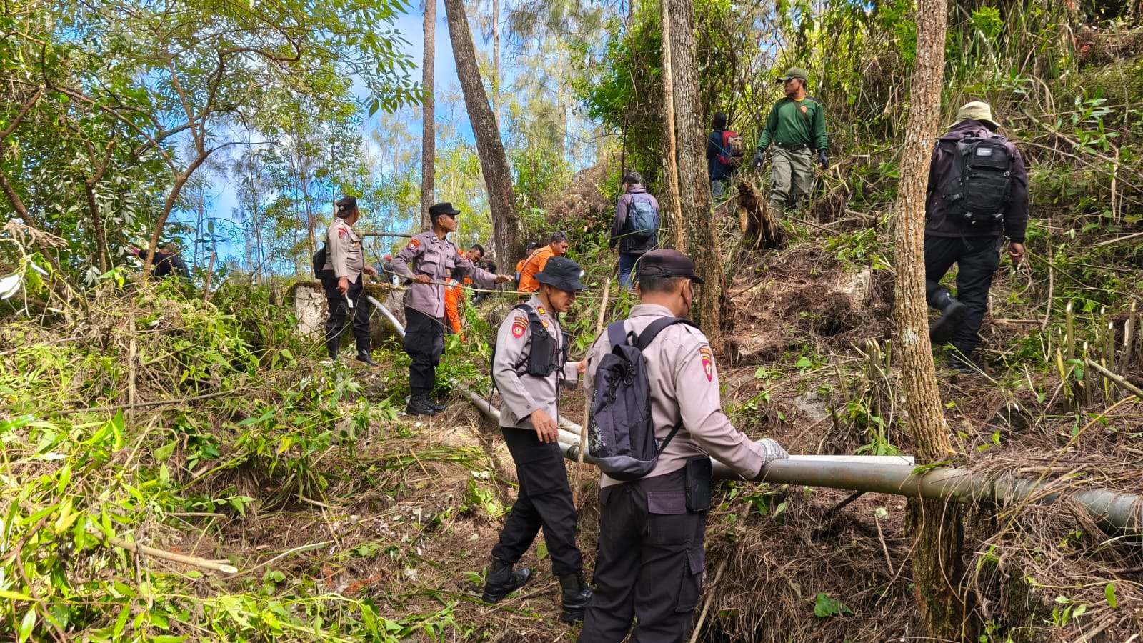 Mitigasi Karhutla, Polres Magetan Bersama Perhutani, TNI, BPD dan Masyarakat Gotong Royong Bangun Ilaran Api di Lereng Gunung Lawu
