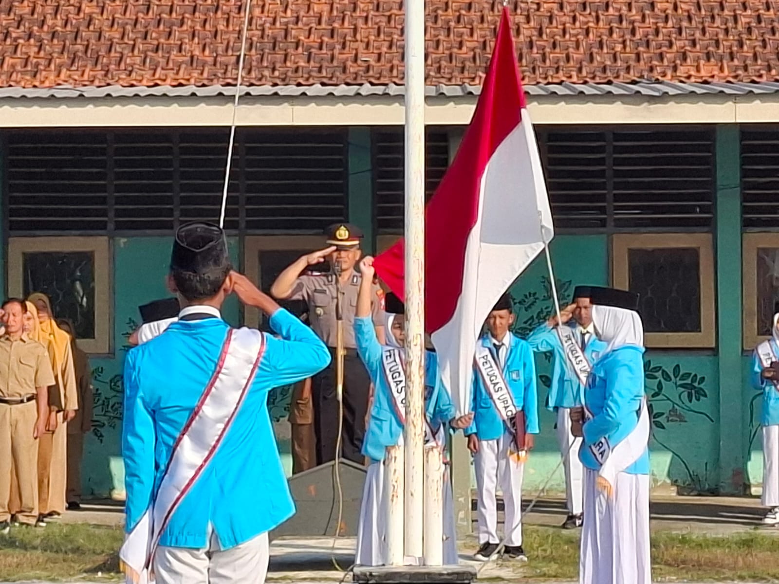 Kapolsek Kartoharjo Jadi Inspektur Upacara di SMPN 1 Kartoharjo, Tanamkan Disiplin dan Kesadaran Berlalu Lintas