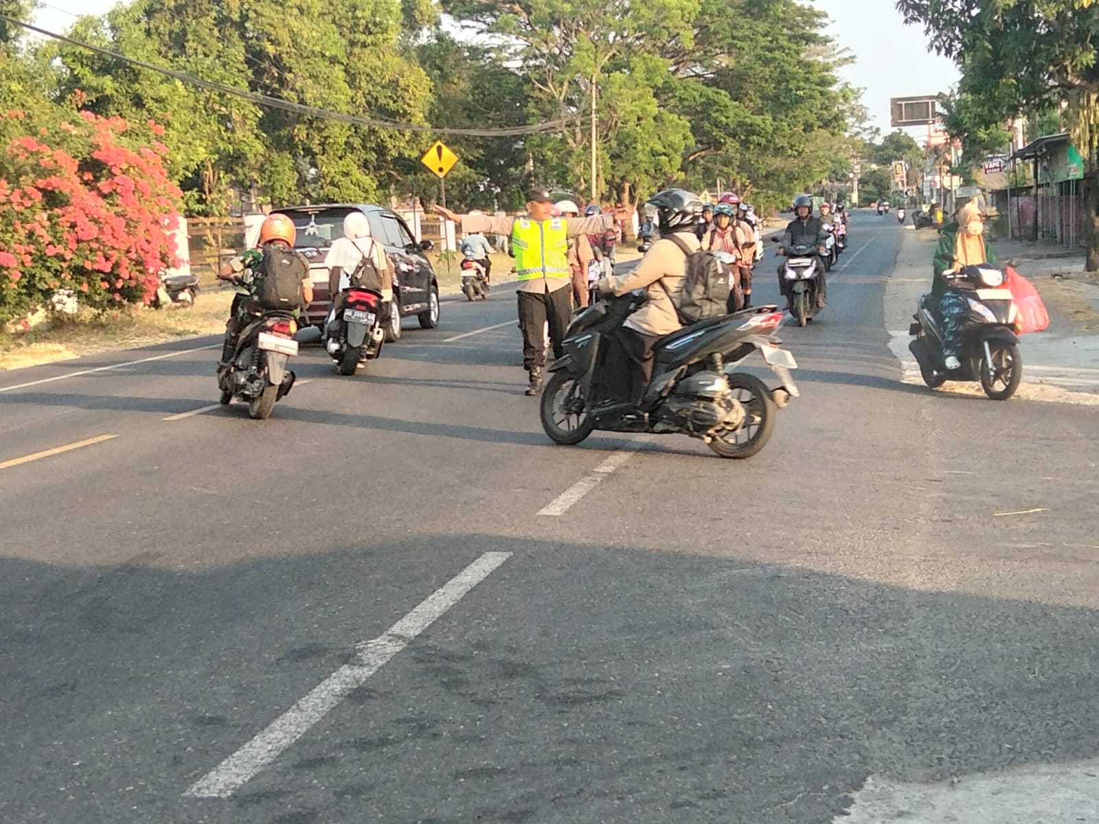 Personel Polsek Maospati Laksanakan Pengaturan Pagi untuk Wujudkan Kamseltibcarlantas di Wilayah Hukum Maospati