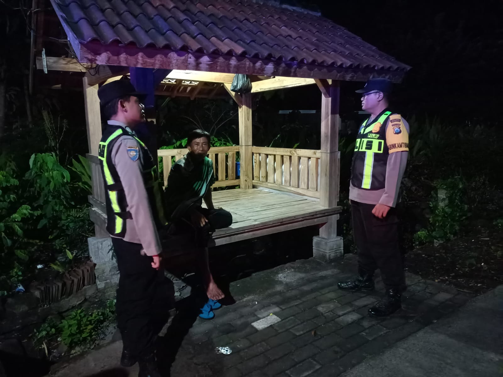 wujud kehadiran Polri di tengah masyarakat personil Polsek Lembeyan laksanakan sambang dan patroli dialogis guna binluh Kamtibmas kepada masyarakat yang berjaga di poskamling