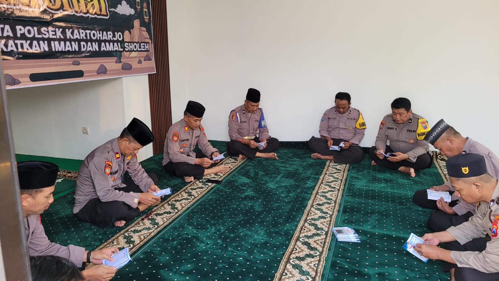Tingkatkan Keimanan dan Profesionalisme, Kapolsek Kartoharjo Pimpin Binrohtal Anggota