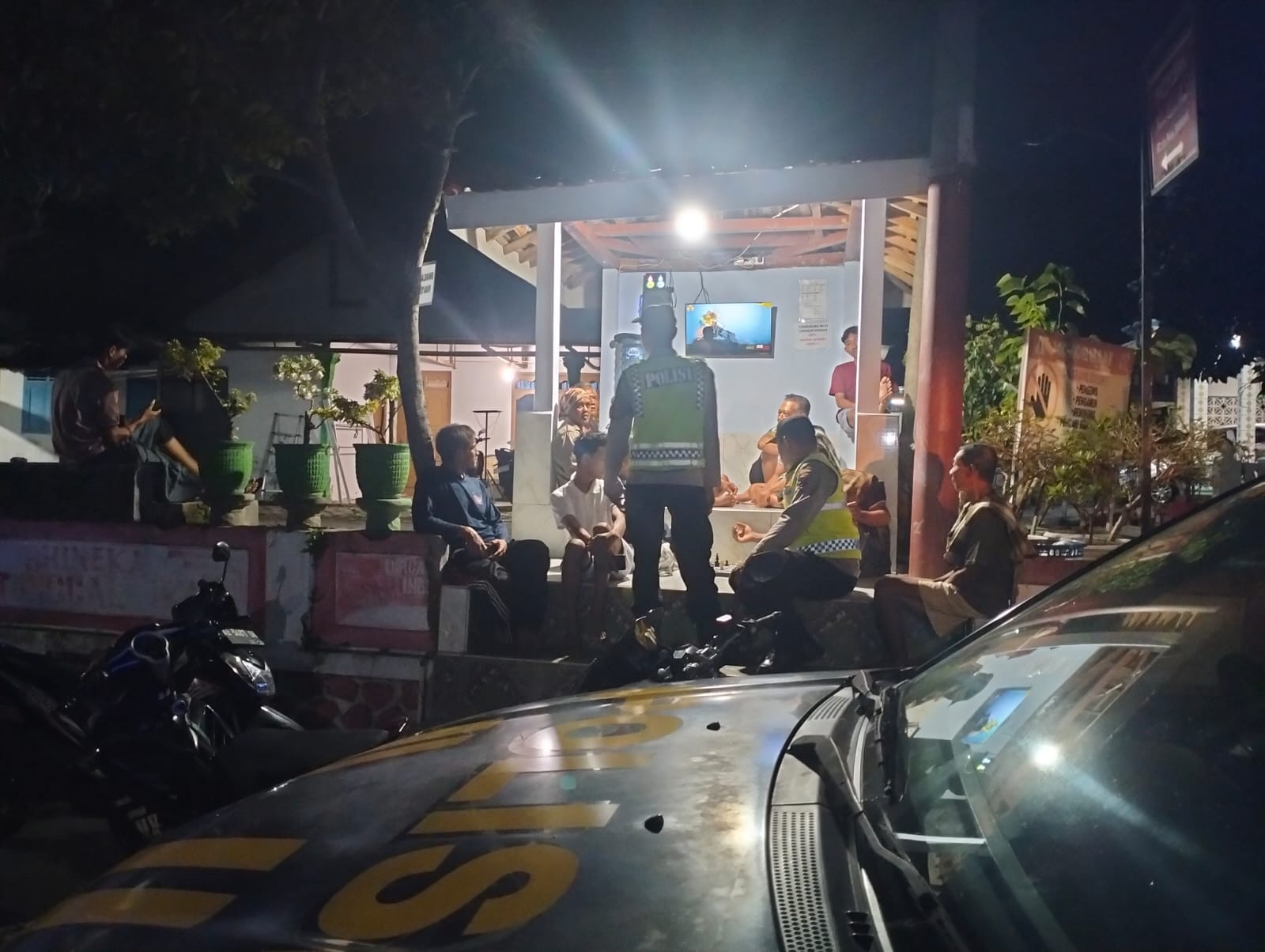 Anggota Polsek Parang Polres Magetan Polda Jawa Timur Patroli Dialogis di Poskamling Desa Trosono, Perkuat Sinergi Warga Jaga Kamtibmas