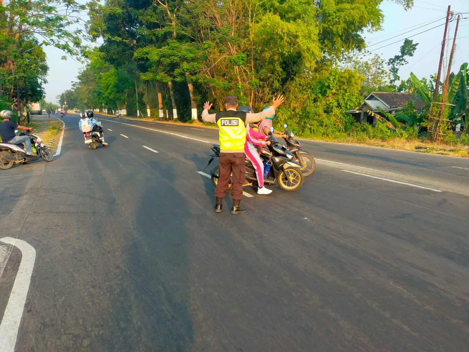 Anggota Polsek Sukomoro Laksanakan Pengamanan Rawan Pagi Demi Kelancaran Aktivitas Masyarakat
