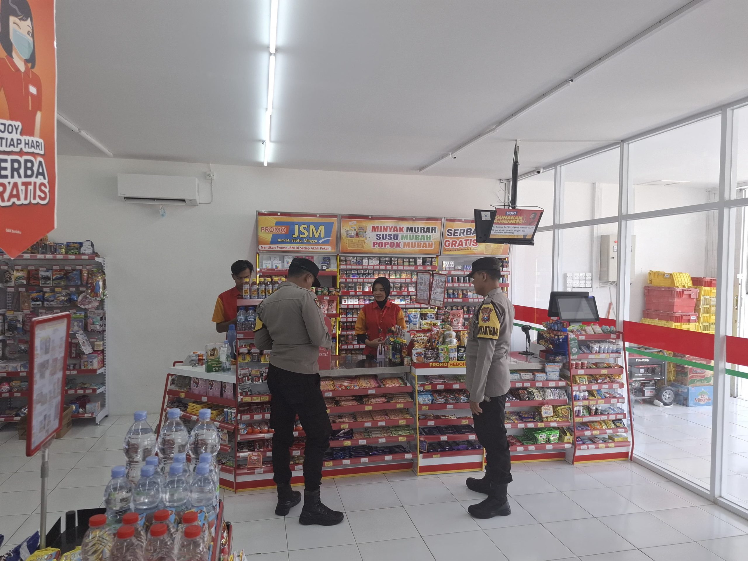 cegah gangkamtibmas di pusat perbelanjaan dan pertokoan personil Polsek Lembeyan laksanakan patroli kewilayahan dengan sasaran toserba Sahabat Mart Lembeyan