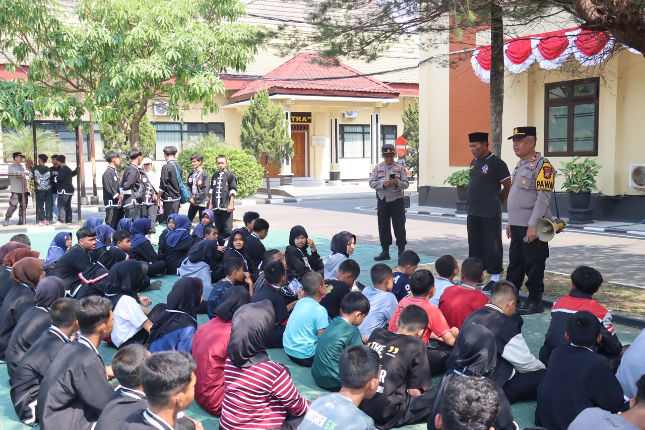 Polres Magetan Kawal Pemberangkatan 99 Calon Warga Baru IKS PI Kera Sakti, Pastikan Perjalanan Aman dan Tertib