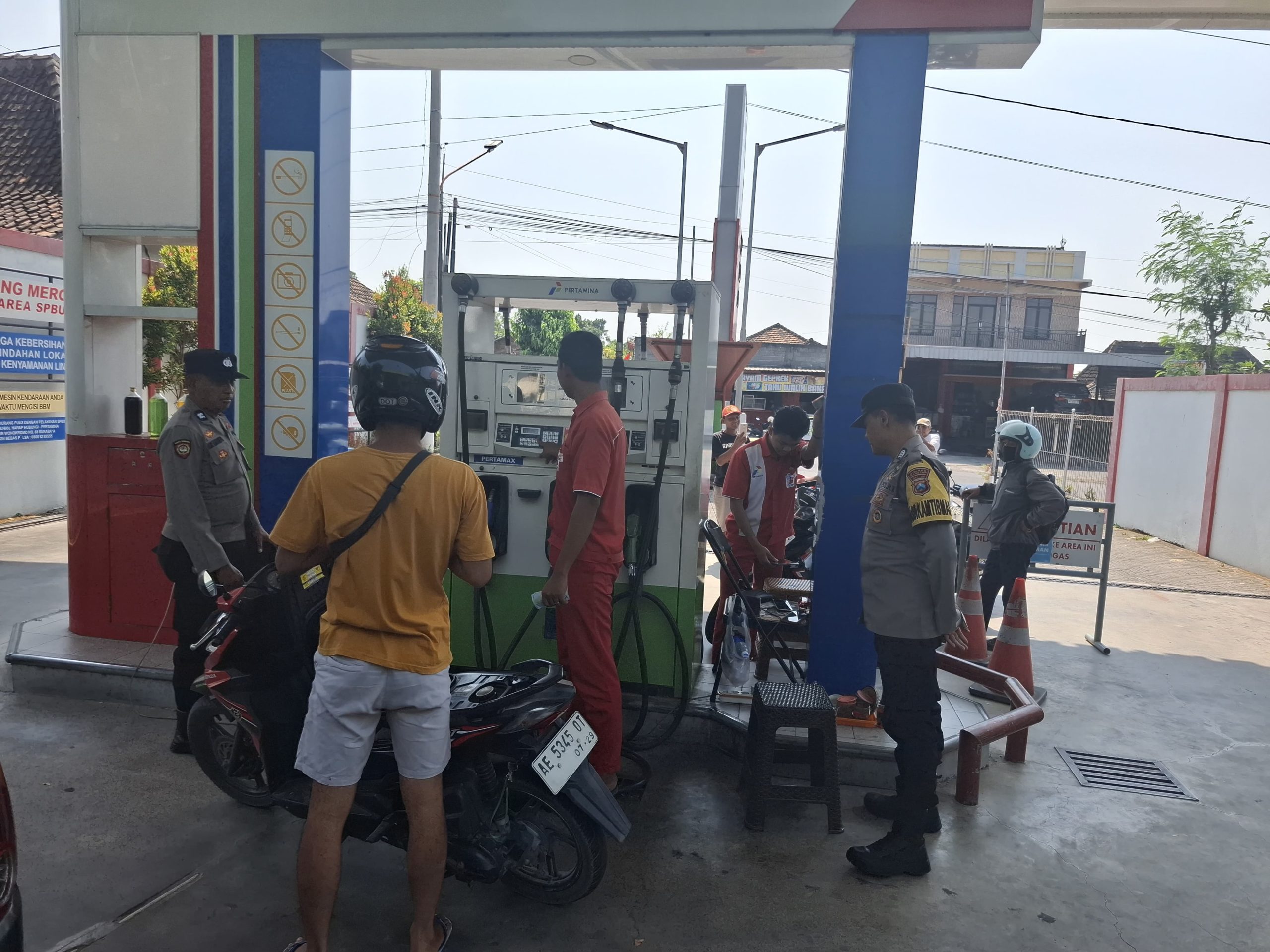 cegah tindak kriminalitas di areal objek vital Personil Polsek Lembeyan laksanakan patroli kewilayahan di SPBU Lembeyan