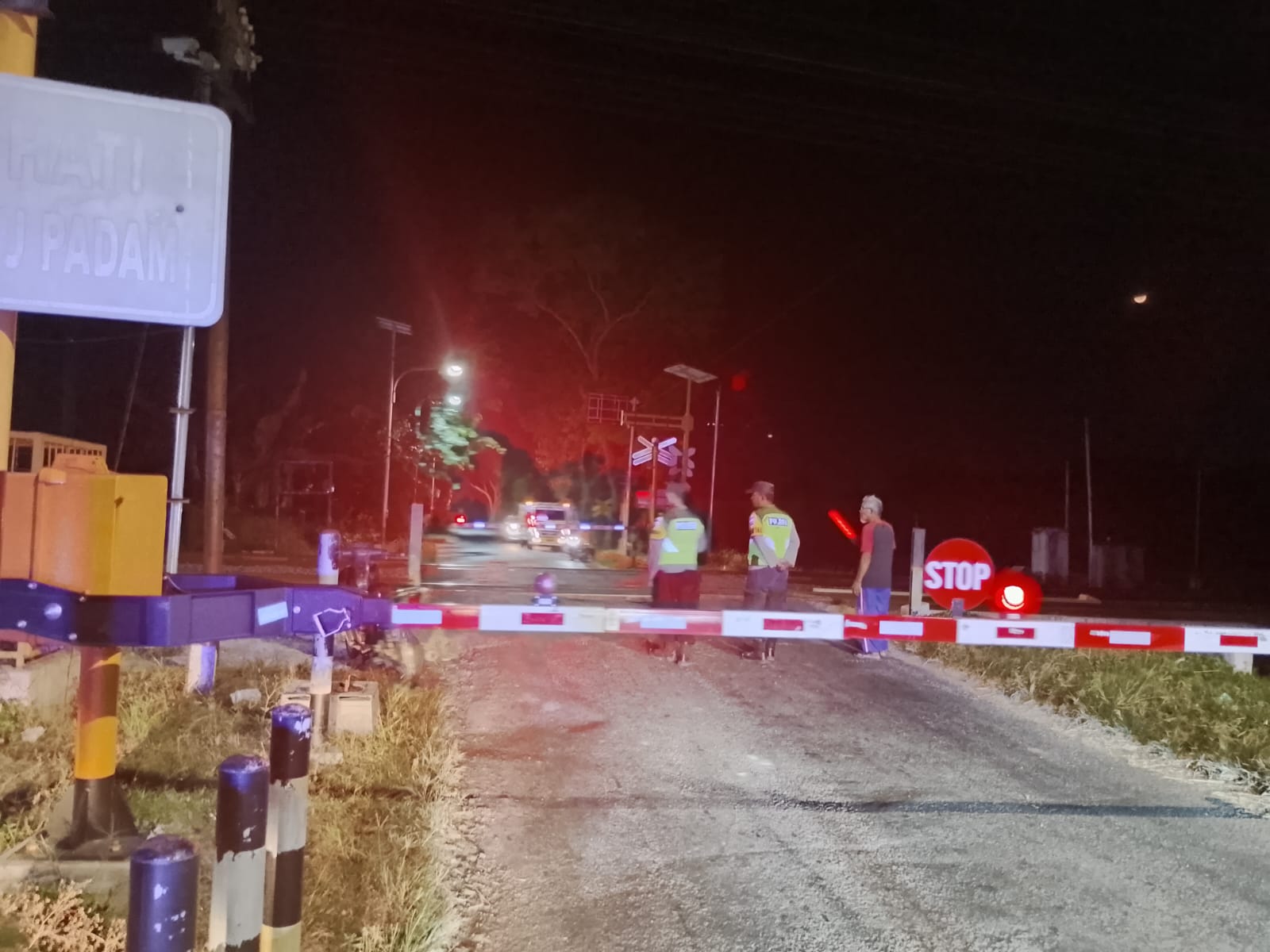 Patroli Perlintasan Rel Kereta Api, Polsek Kartoharjo Antisipasi Kecelakaan Lalu Lintas