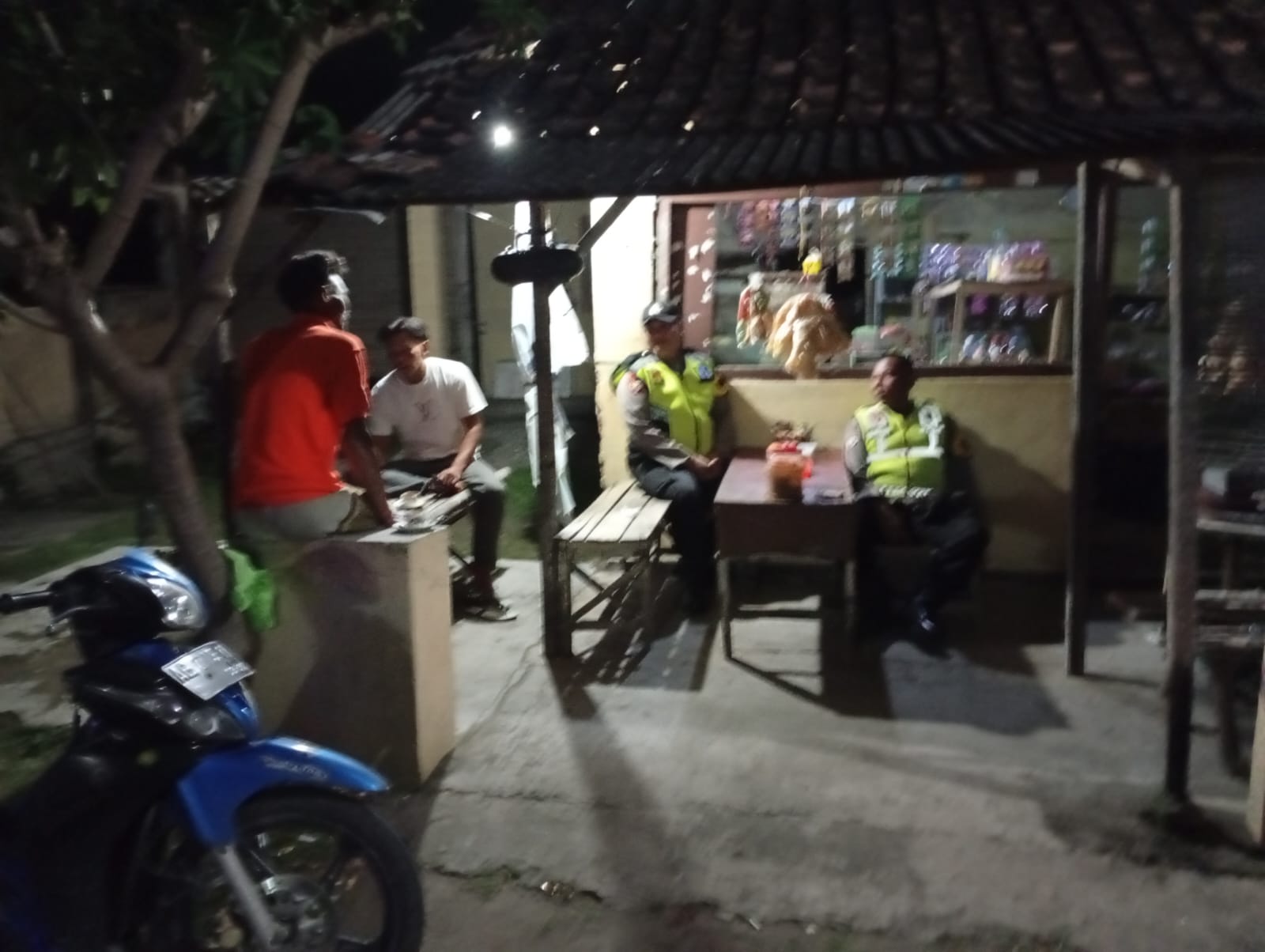 Patroli Dialogis Polsek Kartoharjo Ajak Warga Desa Pencol Tingkatkan Kewaspadaan demi Kamtibmas Kondusif