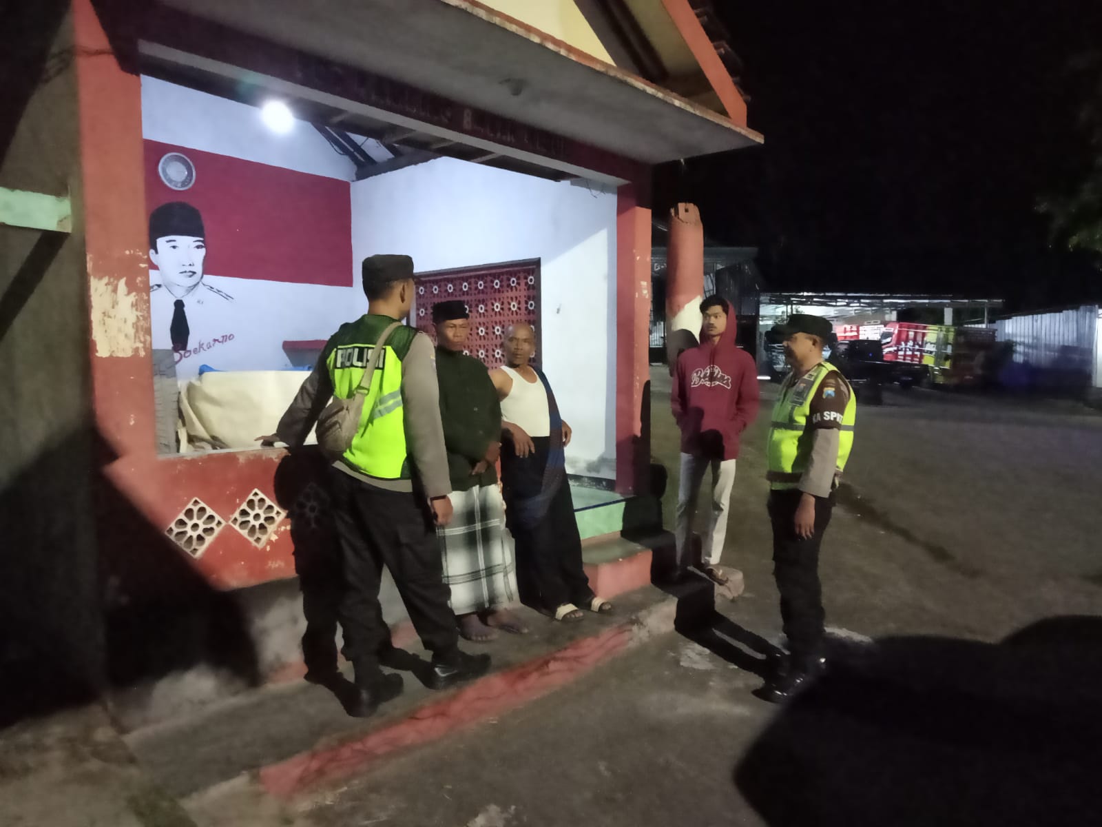 Wujud sinergitas polisi dan warga dalam menjaga Kamtibmas di lingkungan, Anggota Polsek Plaosan Sambang Pos Kamling