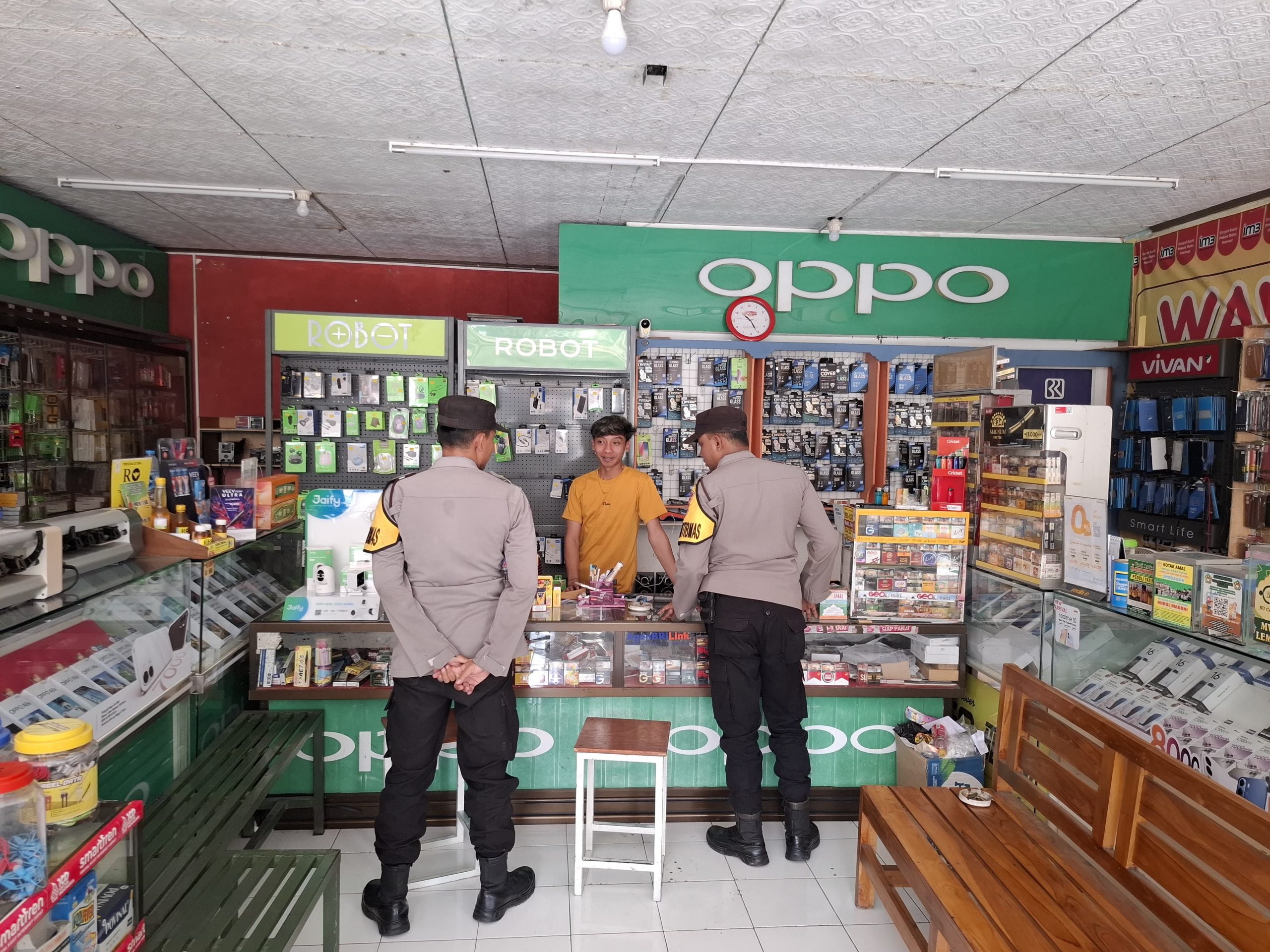 personil polsek lembeyan laksanakan sambang dan patroli dialogis terhadap karyawan pertokoan hp berikan himbauan kamtibmas cegah aksi kriminalitas