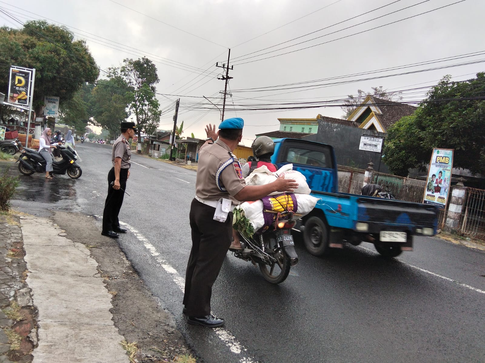 wujudkan Kamseltibcarlantas dijalan, Anggota Polsek Plaosan Laksanakan Pam Rawan Pagi di titik titik macet dan rawan laka
