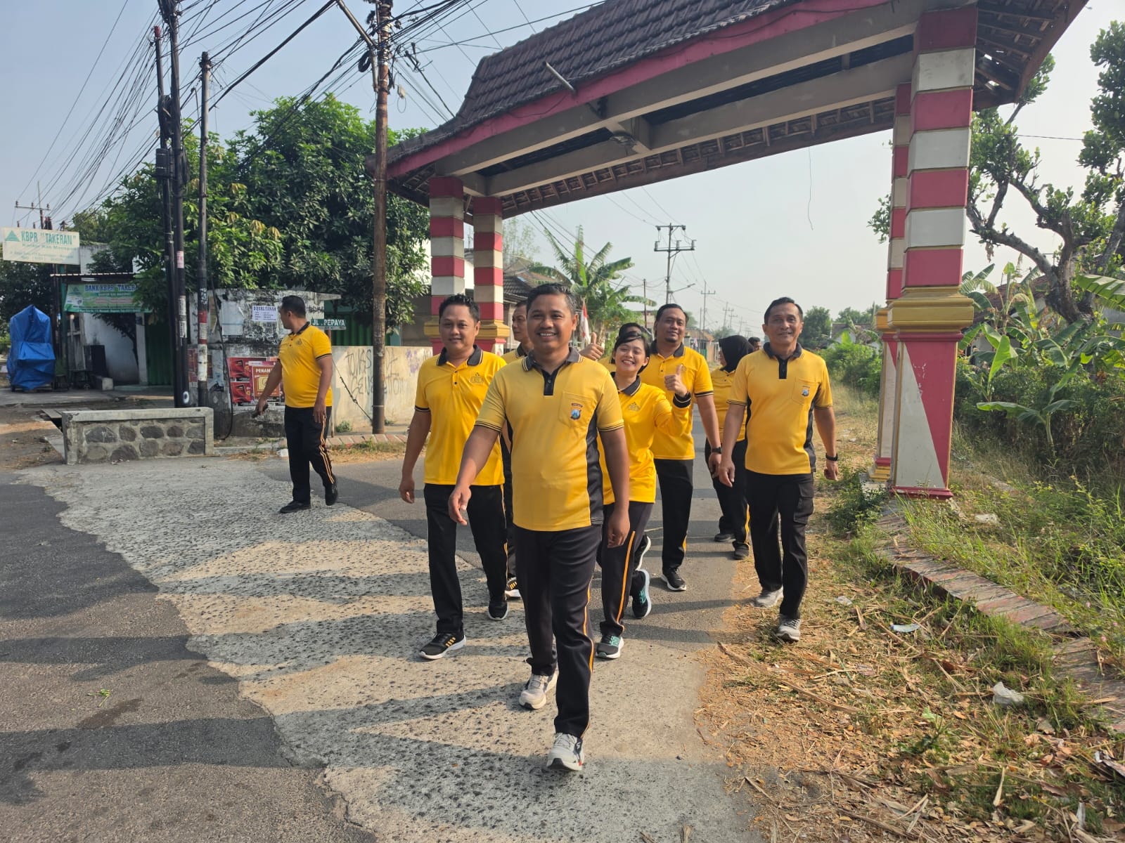 Personel Polsek Maospati Laksanakan Olahraga Pagi dengan Jalan Kaki, Jaga Kebugaran dan Tingkatkan Soliditas
