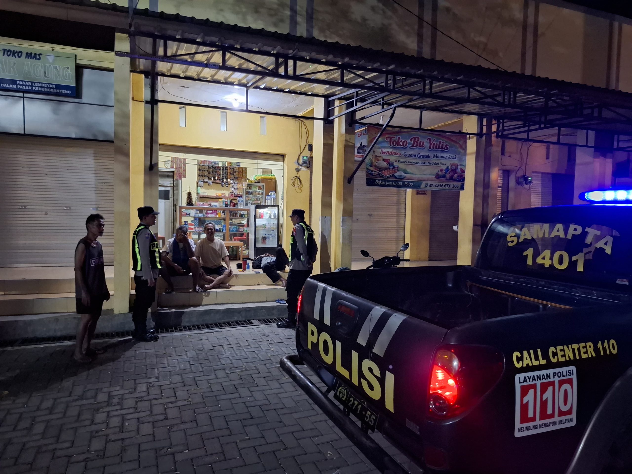 Personil Polsek Lembeyan laksanakan patroli dialogis dengan masyarakat di areal pasar Lembeyan guna sosialisasikan call center Polri 110 dan ajak masyarakat jaga keamanan lingkungan