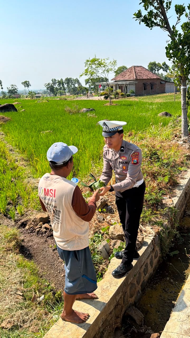 Patroli Berbalut Kepedulian, Satlantas Magetan Bagikan Nasi Bungkus dan Pesan Keselamatan