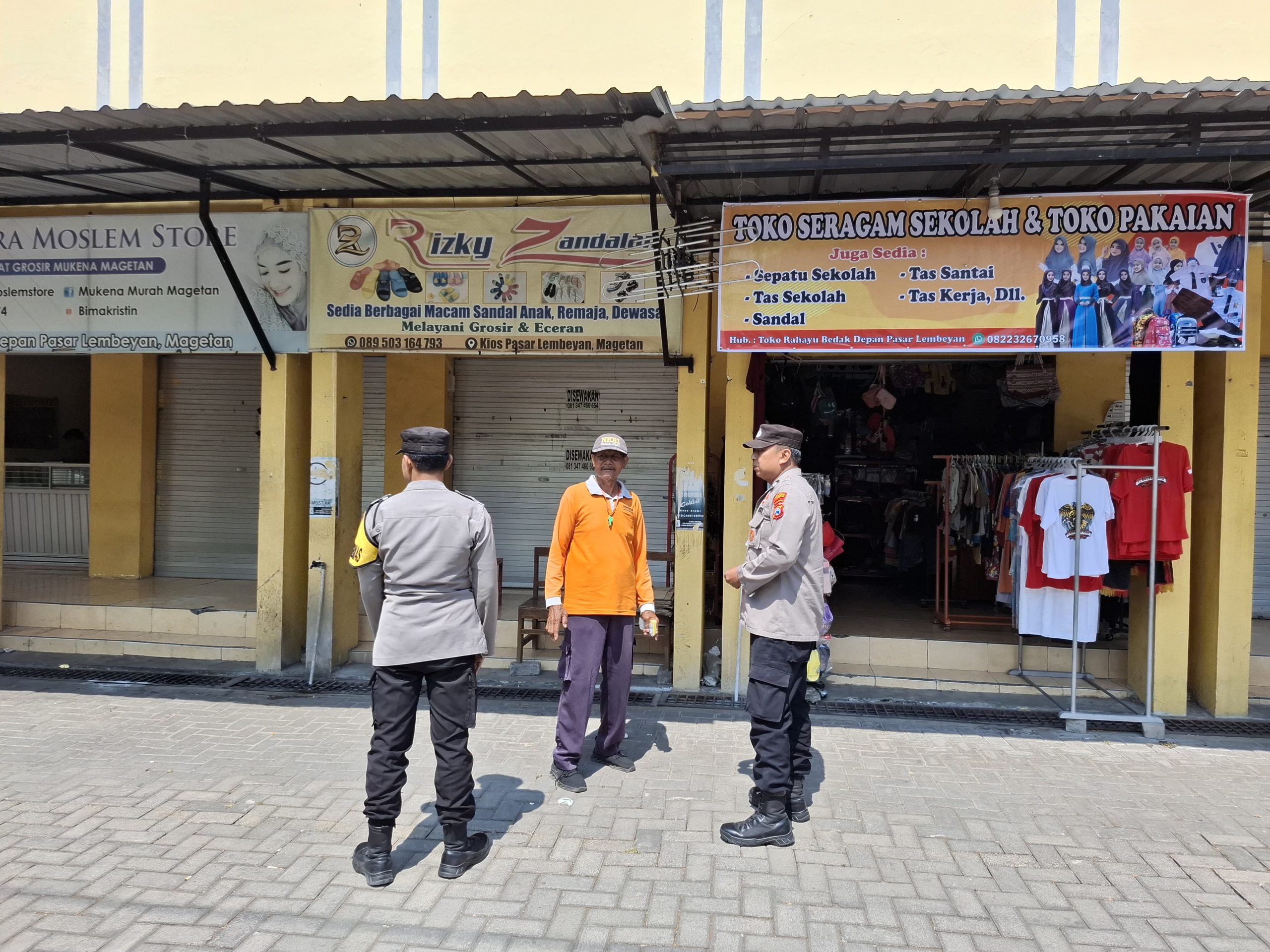 Cegah 3C di kawasan pasar Lembeyan Personil Polsek Lembeyan laksanakan sambang dan dialogis dengan juru parkir guna binluh Kamtibmas wujud sinergitas jaga keamanan bersama