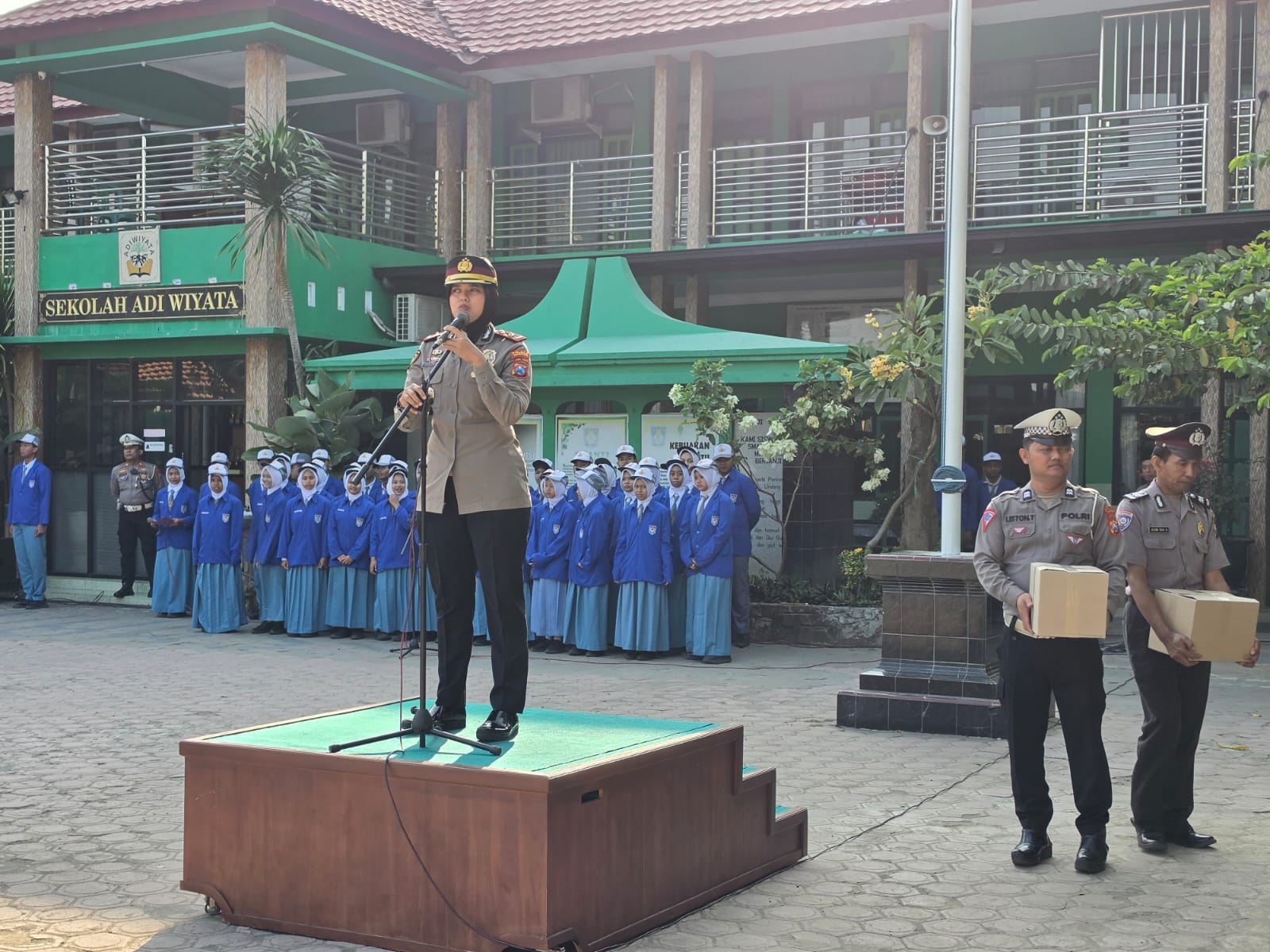 Kapolsek Maospati Jadi Pembina Apel Khusus Dikmas Lantas dalam Program Police Goes to School di SMA Negeri 1 Maospati