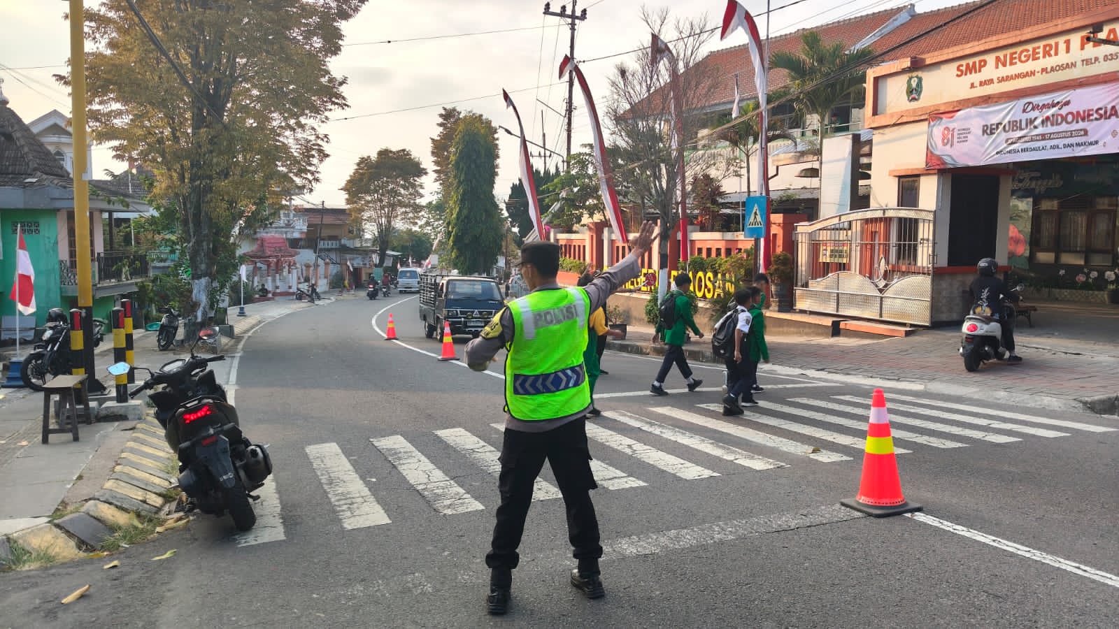 wujudkan Kamseltibcarlantas , Anggota Polsek Plaosan Laksanakan Pam Rawan Pagi di titik titik macet dan rawan laka dijalan raya