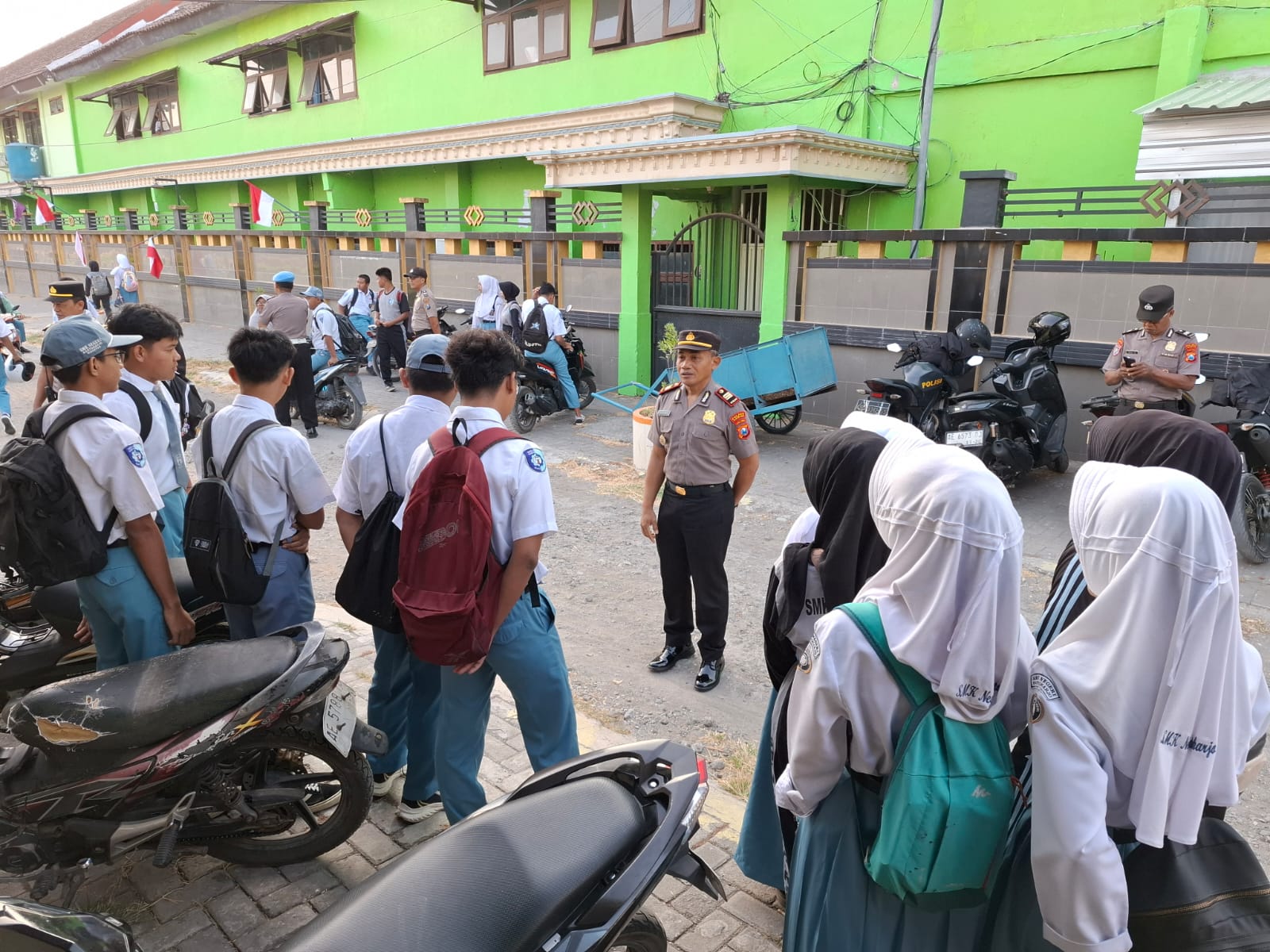 Kapolsek Kartoharjo Berikan Pembinaan Tertib Lalu Lintas kepada Siswa SMKN Kartoharjo