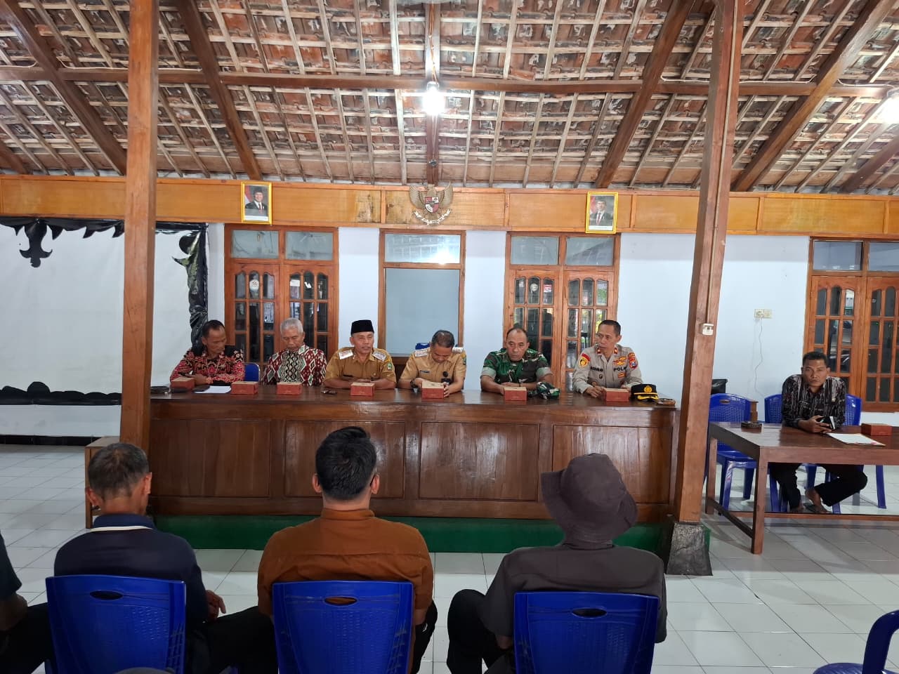 Kapolsek Lembeyan bersama Forkopimca Lembeyan hadiri kegiatan mediasi terkait dampak dari kegiatan pengerukan lahan milik masyarakat oleh excavator/bego yang berlokasi di lahan milik masyarakat masuk Dusun Plosorejo Rt 001 Rw 009 Desa Krowe Kec. Lembeyan Kab. Magetan yang dianggap merusak jalan desa dan menimbulkan polusi udara