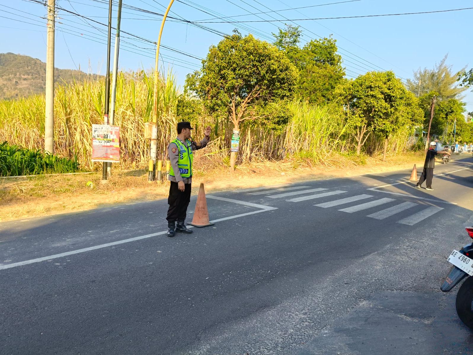 Yanmas Pagi Polsek Parang Polres Magetan Polda Jawa Timur Hadirkan Polisi di Tengah Masyarakat, Antisipasi Laka Lantas dan Jaga Kelancaran Arus Pagi