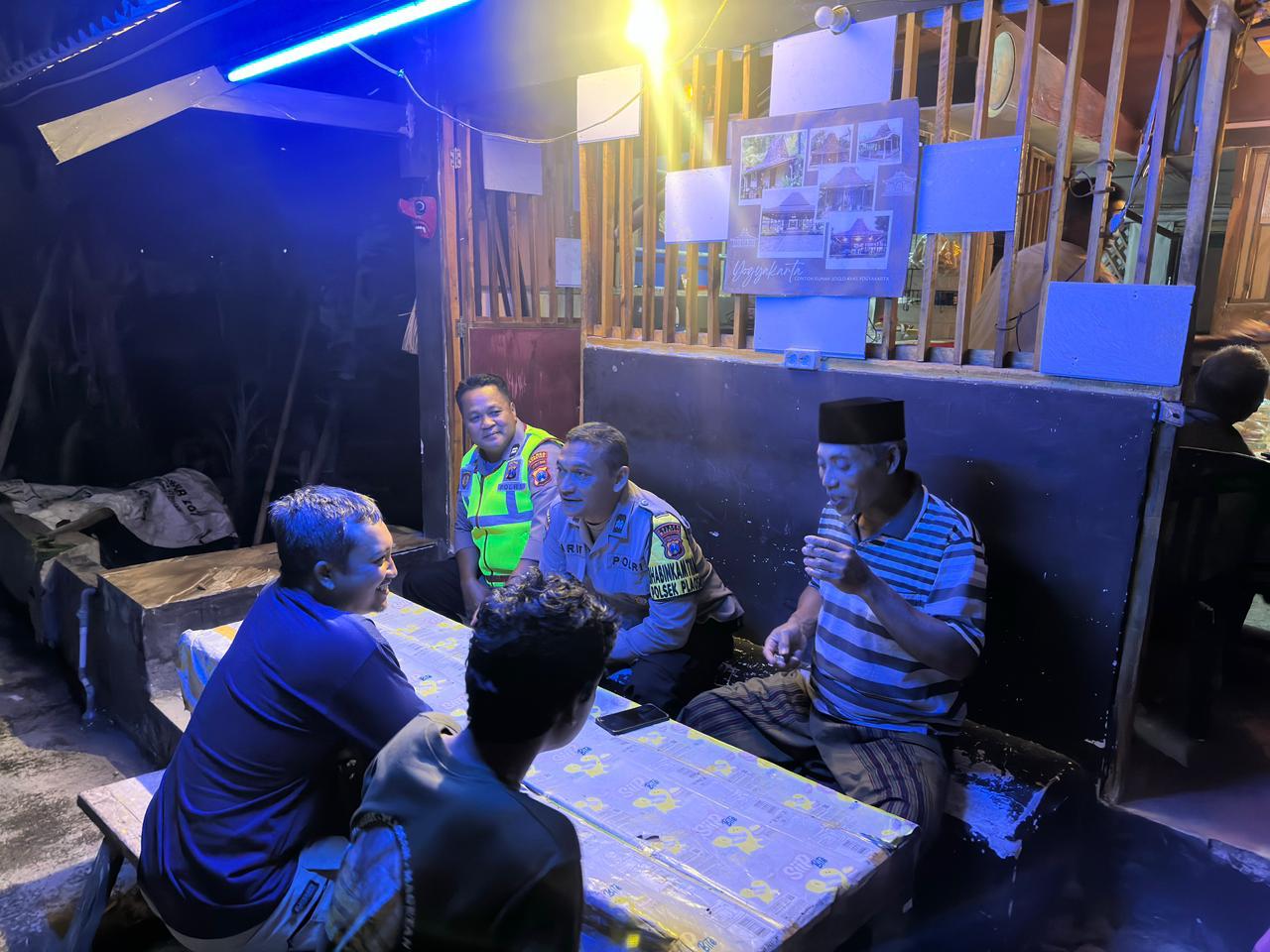 Sebagai Wujud sinergitas Polsek dan masyarakat dalam menjaga Kamtibmas, Anggota Polsek Plaosan Sambang Pos Kamling