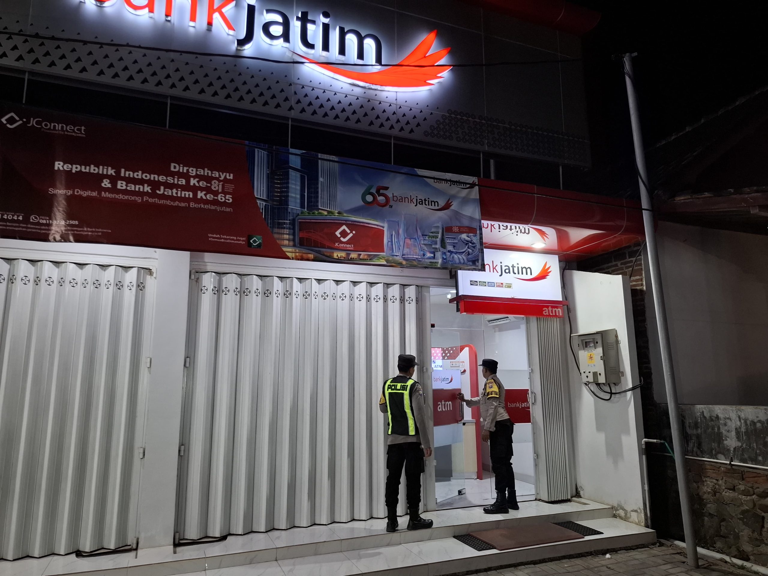 personil Polsek Lembeyan laksanakan patroli kewilayahan di areal Bank Jatim Lembeyan cegah tindak kriminalitas