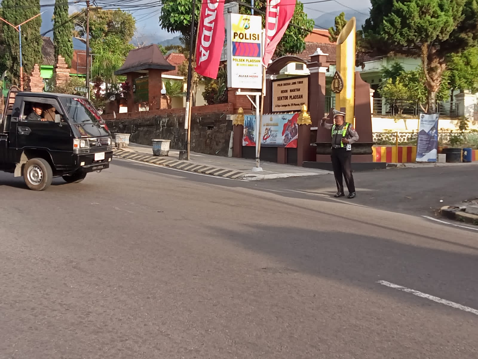 wujudkan Kamseltibcarlantas , Anggota Polsek Plaosan melaksanakan Pam Rawan Pagi di titik titik macet dan rawan laka dijalan raya
