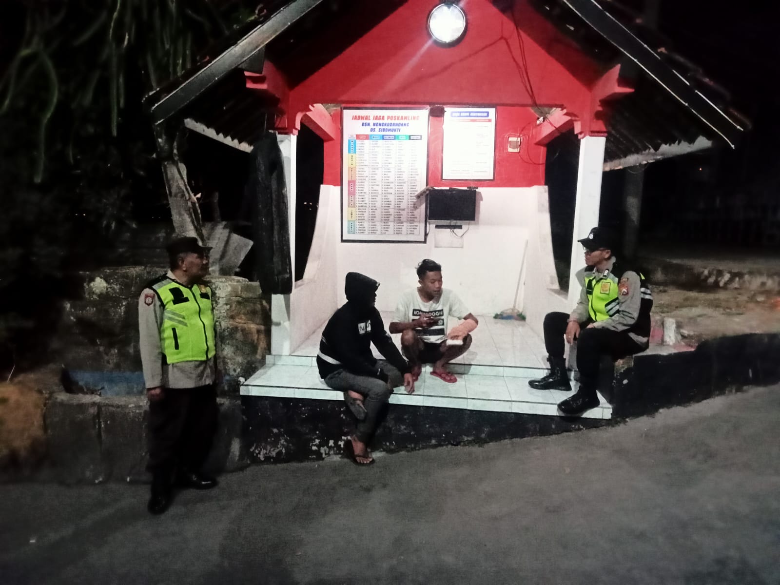 Sebagai Wujud sinergitas dengan masyarakat dalam menjaga Kamtibmas, Anggota Polsek Plaosan Sambang Pos Kamling