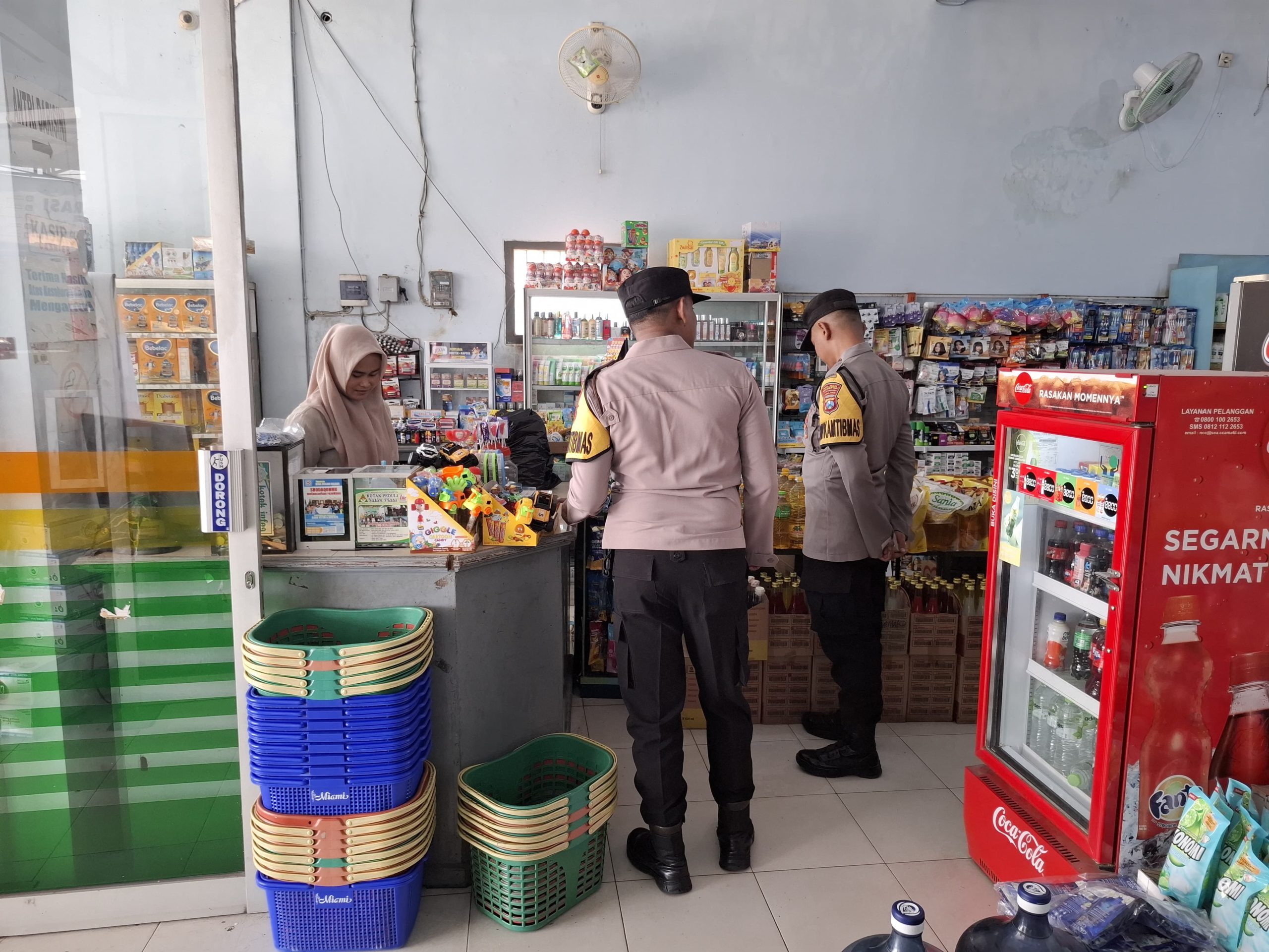 cegah gangguan keamanan di pusat perbelanjaan dan pertokoan personil Polsek Lembeyan laksanakan patroli kewilayahan dengan sasaran toserba Kopmart Lembeyan
