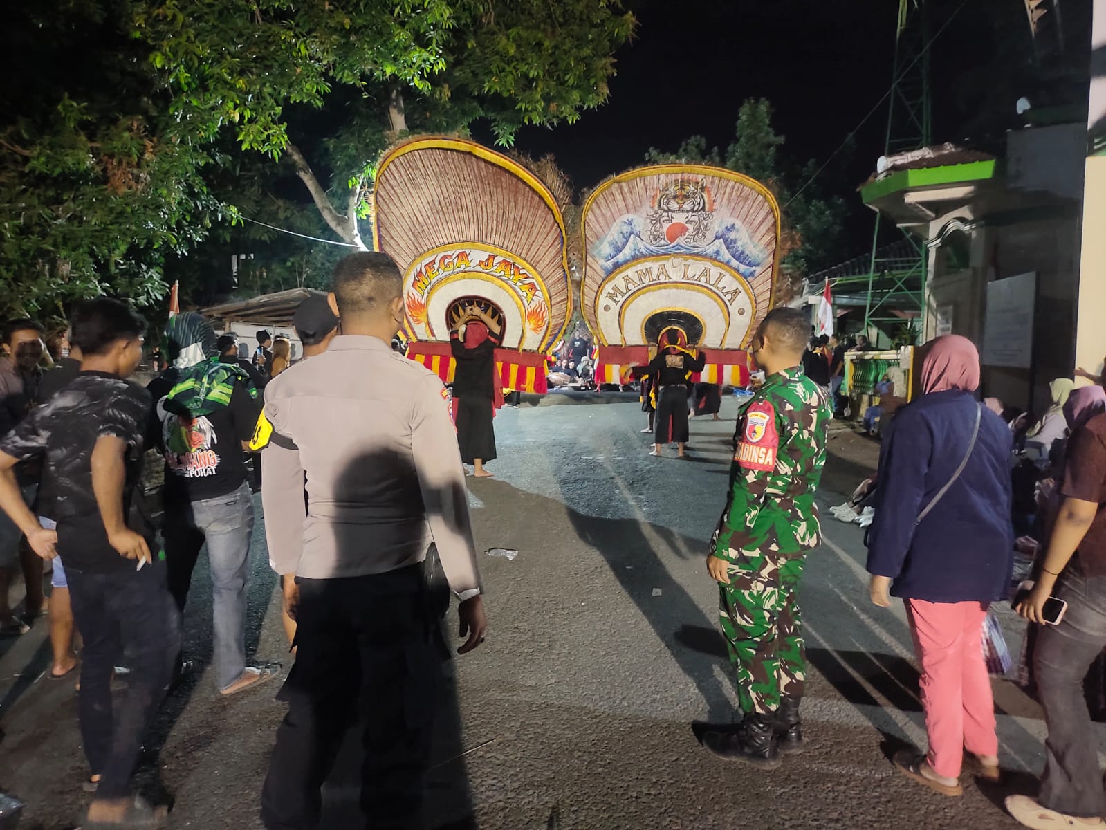 POLSEK PARANG POLRES MAGETAN POLDA JAWA TIMUR AMANKAN HIBURAN REOG PONOROGO, WUJUDKAN KAMTIBMAS DAN LESTARIKAN BUDAYA DI TENGAH MASYARAKAT