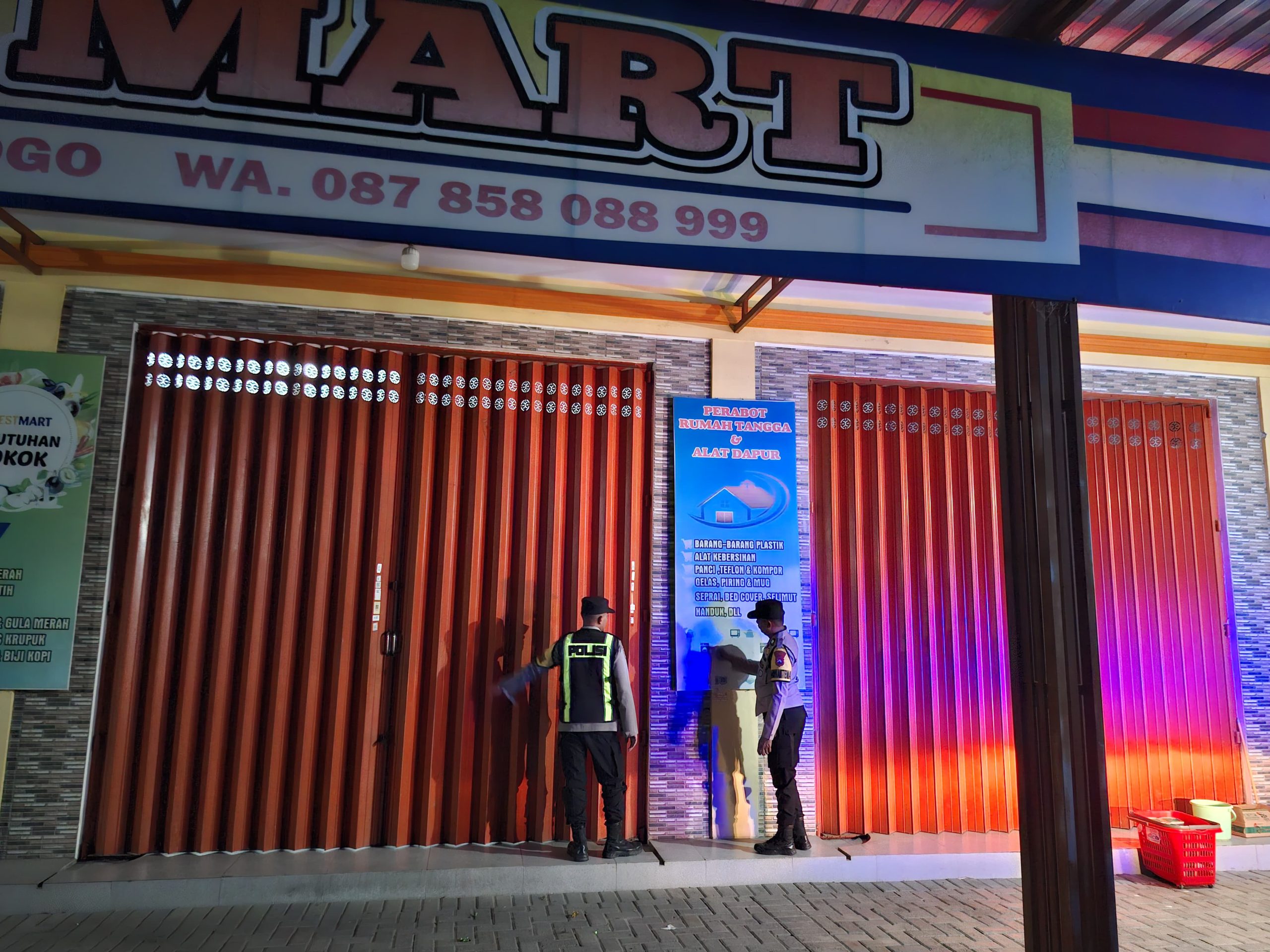 cegah gangguan keamanan di pusat perbelanjaan dan pertokoan personil Polsek Lembeyan laksanakan patroli kewilayahan dengan sasaran toserba D'bestmart Lembeyan