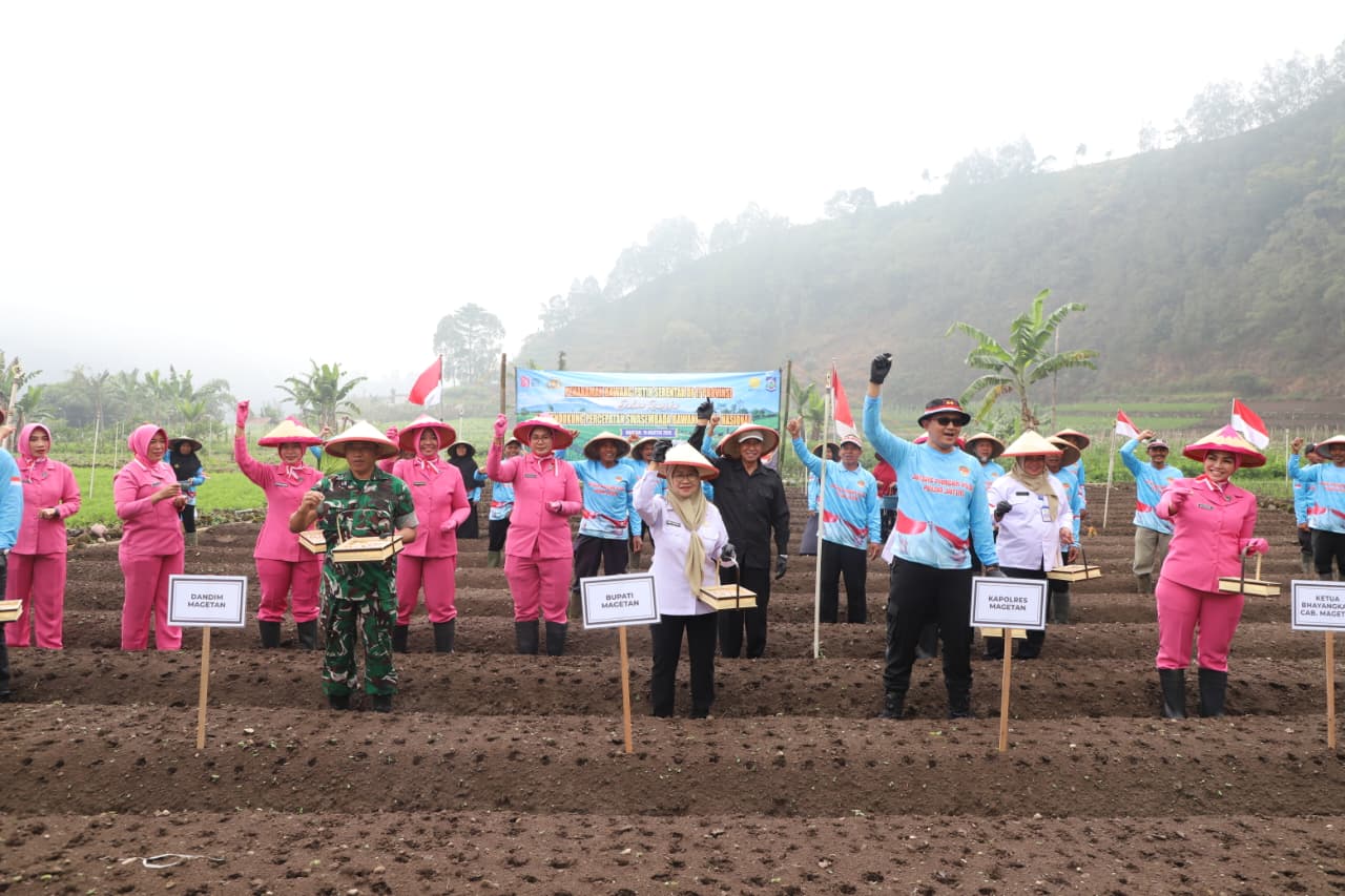 Dukung Swasembada Bawang Putih Nasional, Kapolres Magetan Turun Langsung Tanam Bawang Bersama Gapoktan Plaosan