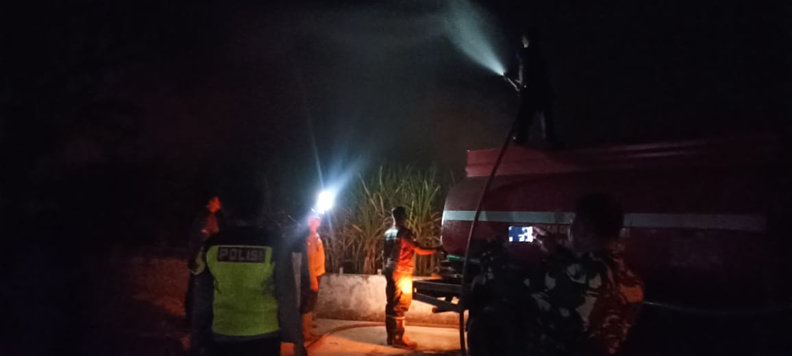 POLSEK PARANG POLRES MAGETAN POLDA JAWA TIMUR BERSAMA STAKEHOLDER TANGANI KEBAKARAN LAHAN TEBU SELUAS 3 HEKTARE DI DESA MATEGAL
