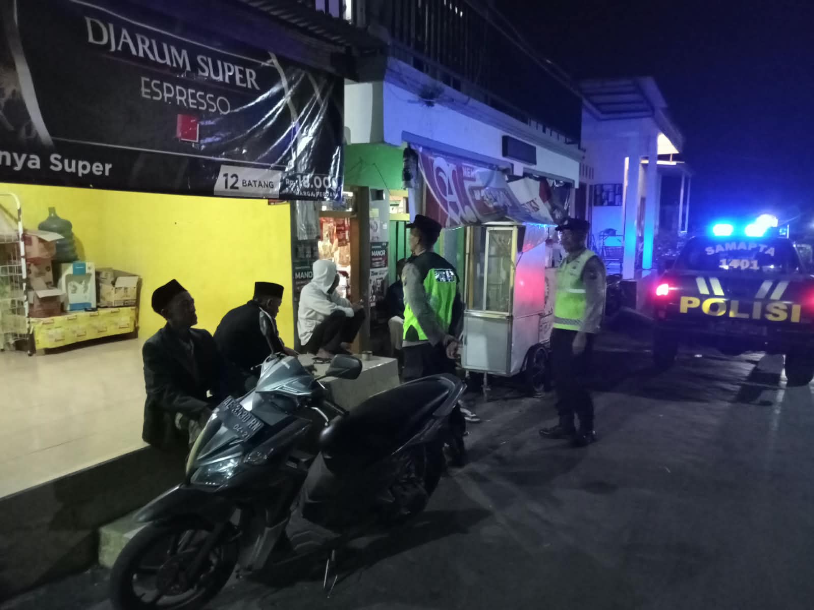 Wujud sinergitas dengan warga masyarakat dalam menjaga Kamtibmas, Anggota Polsek Plaosan Sambangi Pos Kamling