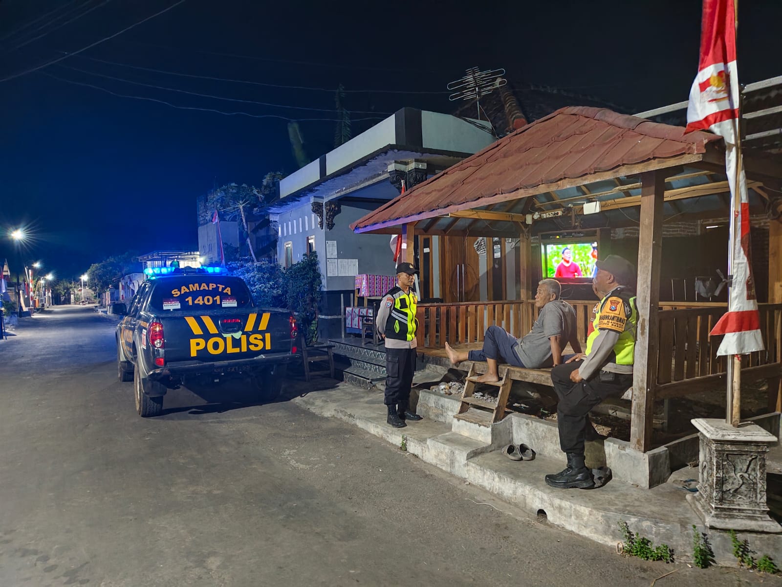 Polaek Barat melaksanakan patroli sambang warga di poskamling