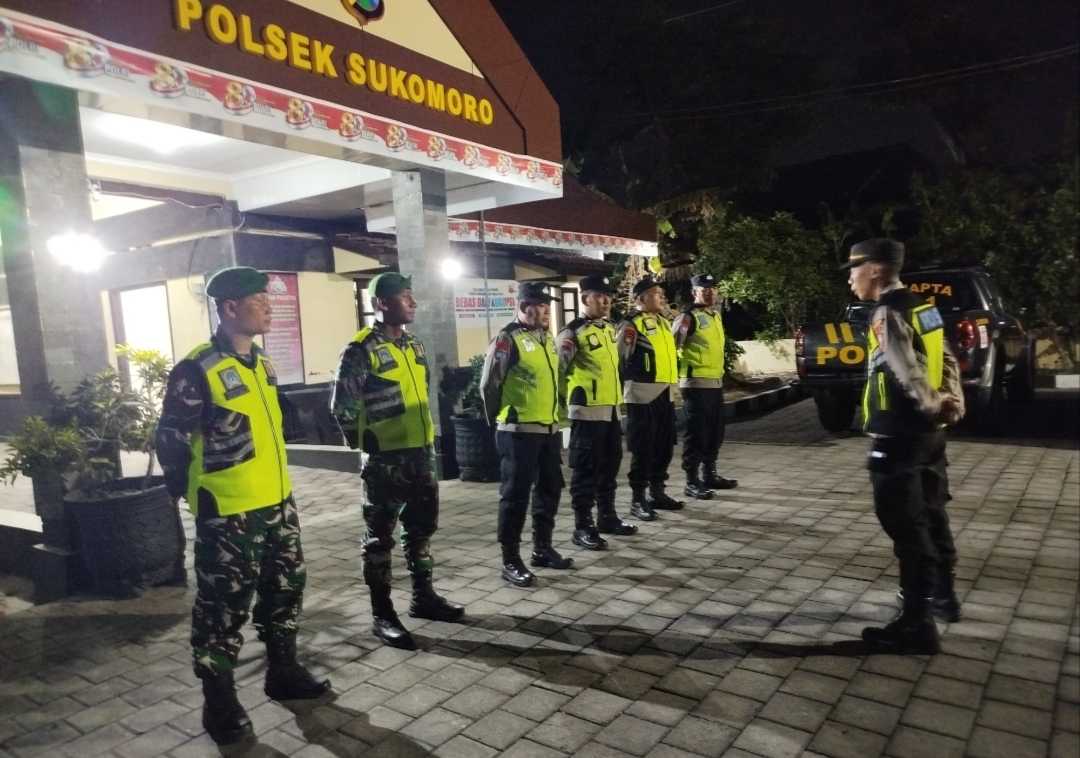 Polsek Sukomoro melaksanakan kegiatan Apel Kesiapan Patroli Gabungan TNI-Polri dalam rangka meningkatkan sinergitas dan kesiapsiagaan dalam menjaga keamanan dan ketertiban masyarakat (Kamtibmas) di wilayah hukum Polsek Sukomoro.