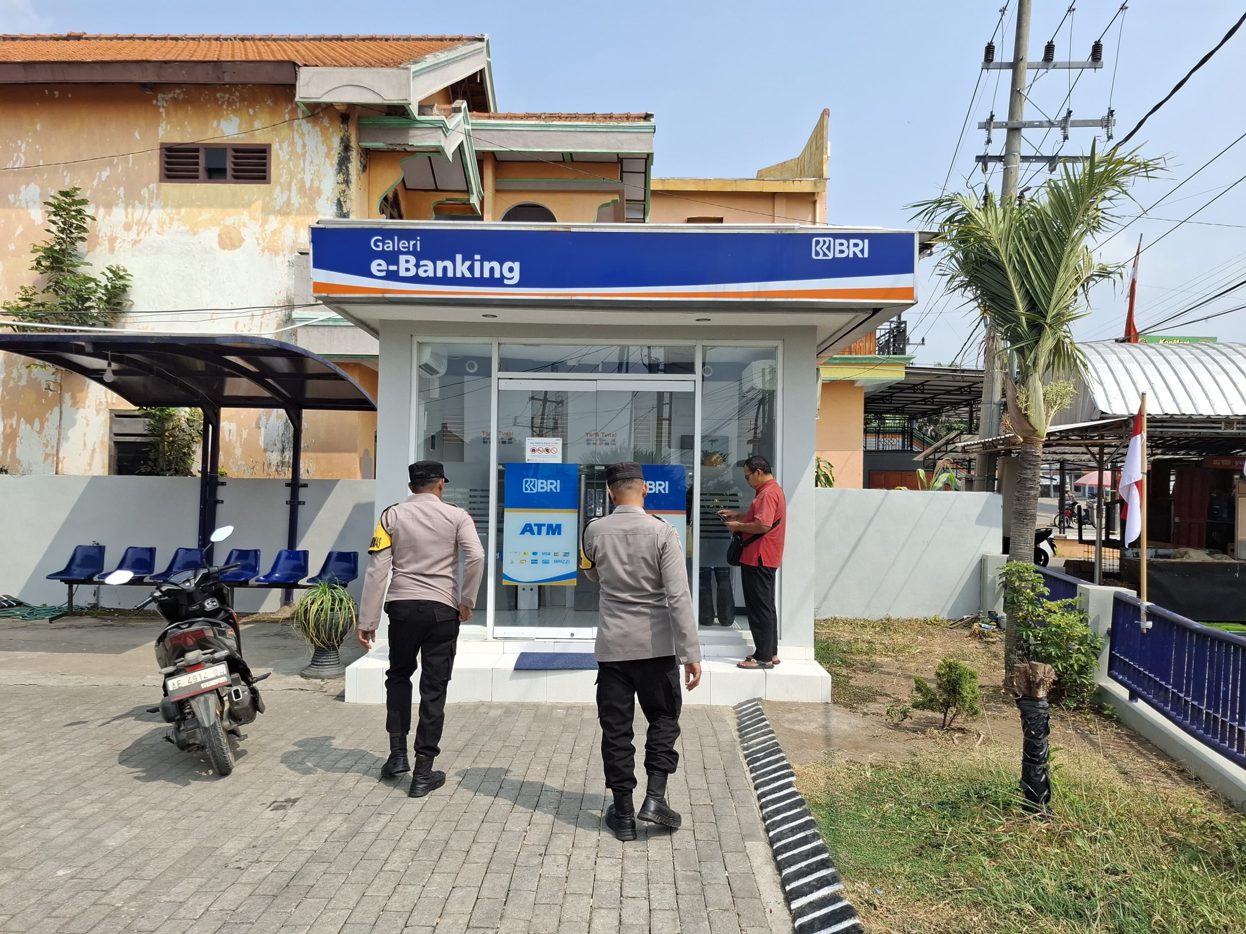 personil Polsek Lembeyan laksanakan patroli di Bank BRI Unit Lembeyan cegah tindak kriminalitas