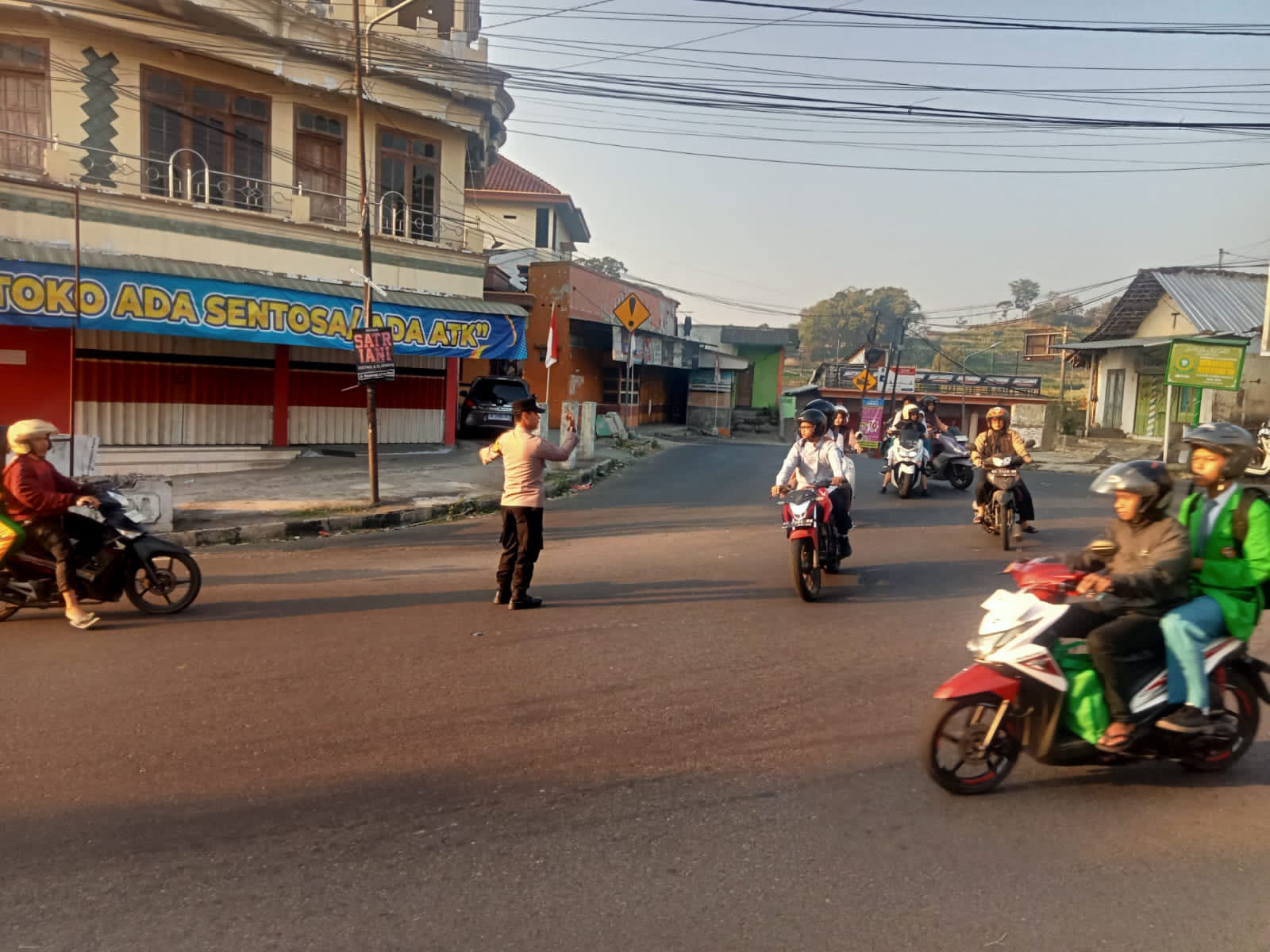 wujudkan Kamseltibcarlantas , Anggota Polsek Plaosan melaksanakan Pam Rawan Pagi di titik titik macet dan rawan laka dijalan