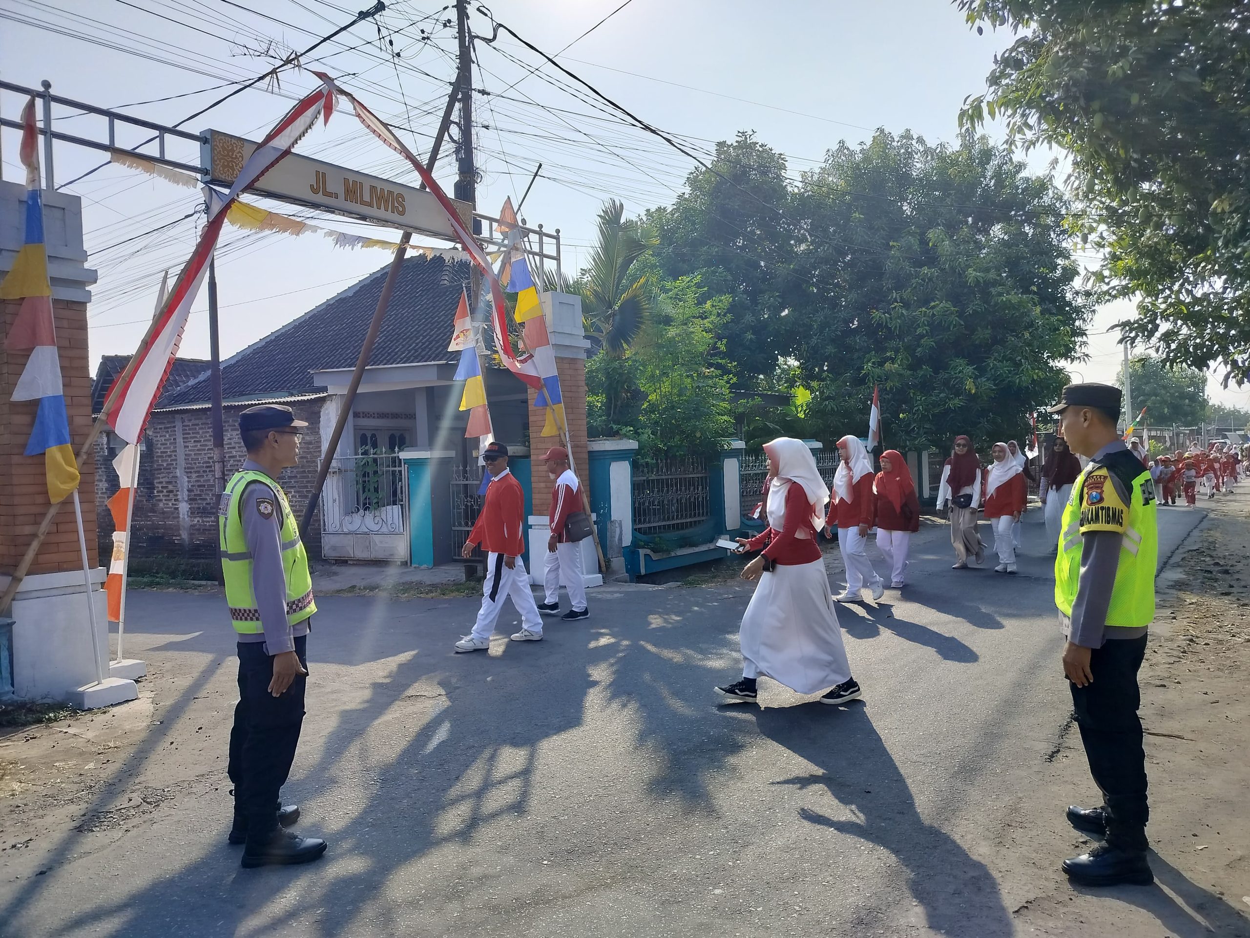 Personel Polsek Maospati Laksanakan Pengamanan Jalan Santai YPI Al Furqon dalam Rangka HUT Kemerdekaan RI ke-81
