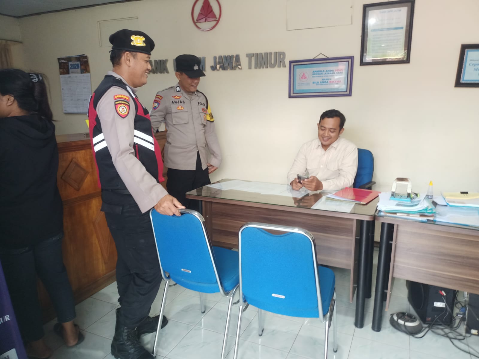 personil Polsek Lembeyan laksanakan patroli di Bank UMKM Jatim Kas Lembeyan cegah tindak kriminalitas