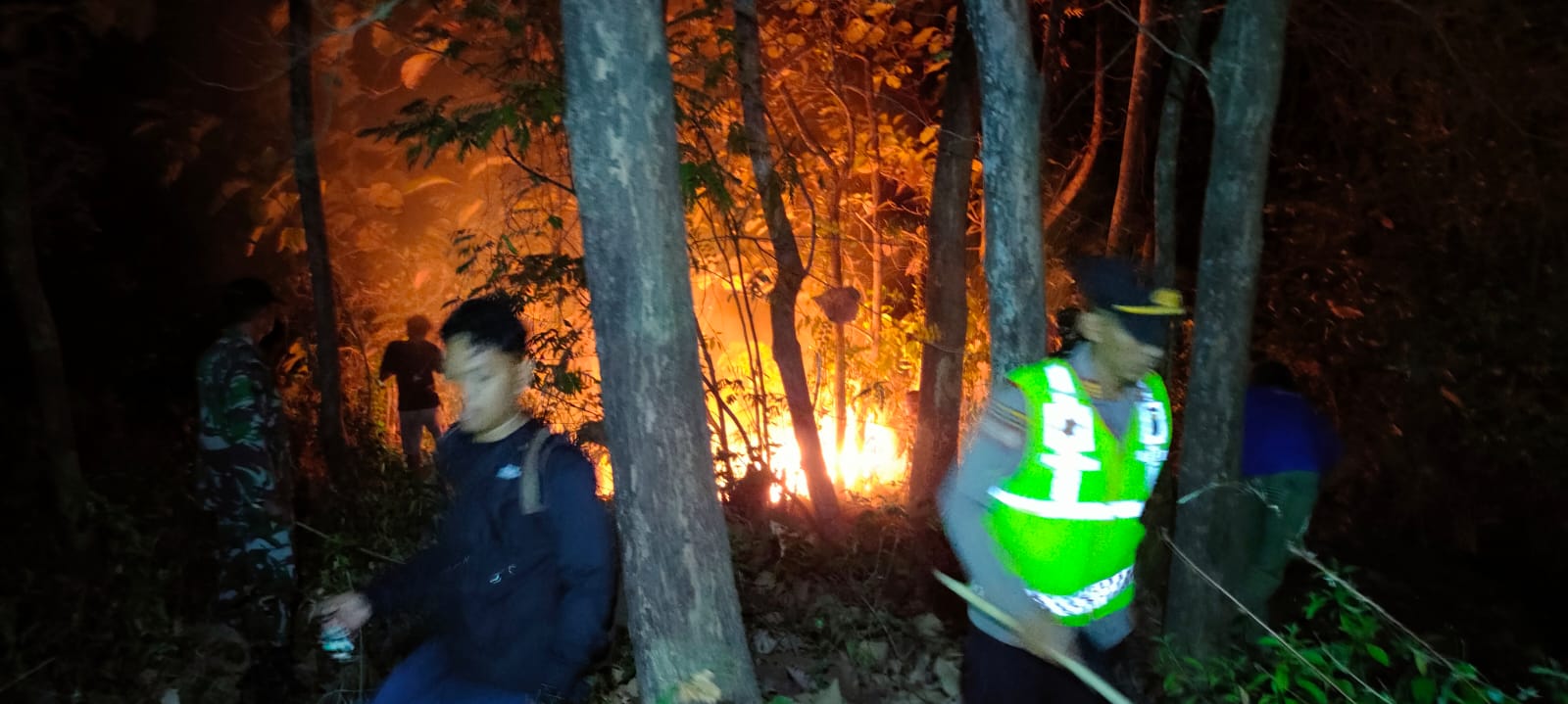 Siaga Karhutla di Lereng Gunung Bancak, Polsek Kawedanan Bersama TNI, BPBD dan Warga Padamkan Api hingga Malam