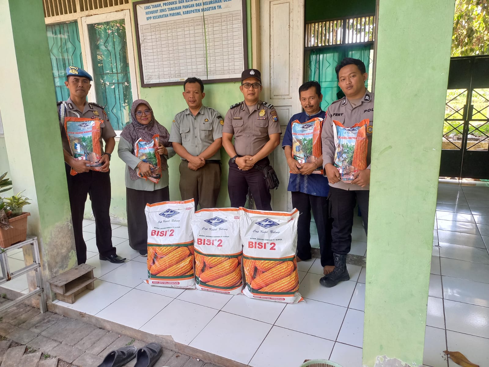 Kanit Binmas Polsek Parang Polres Magetan Polda Jawa Timur Dampingi Penyaluran Benih Jagung Hibrida di Desa Ngaglik, Kapolres Magetan Ajak Petani Tingkatkan Produktivitas dan Jaga Ketahanan Pangan