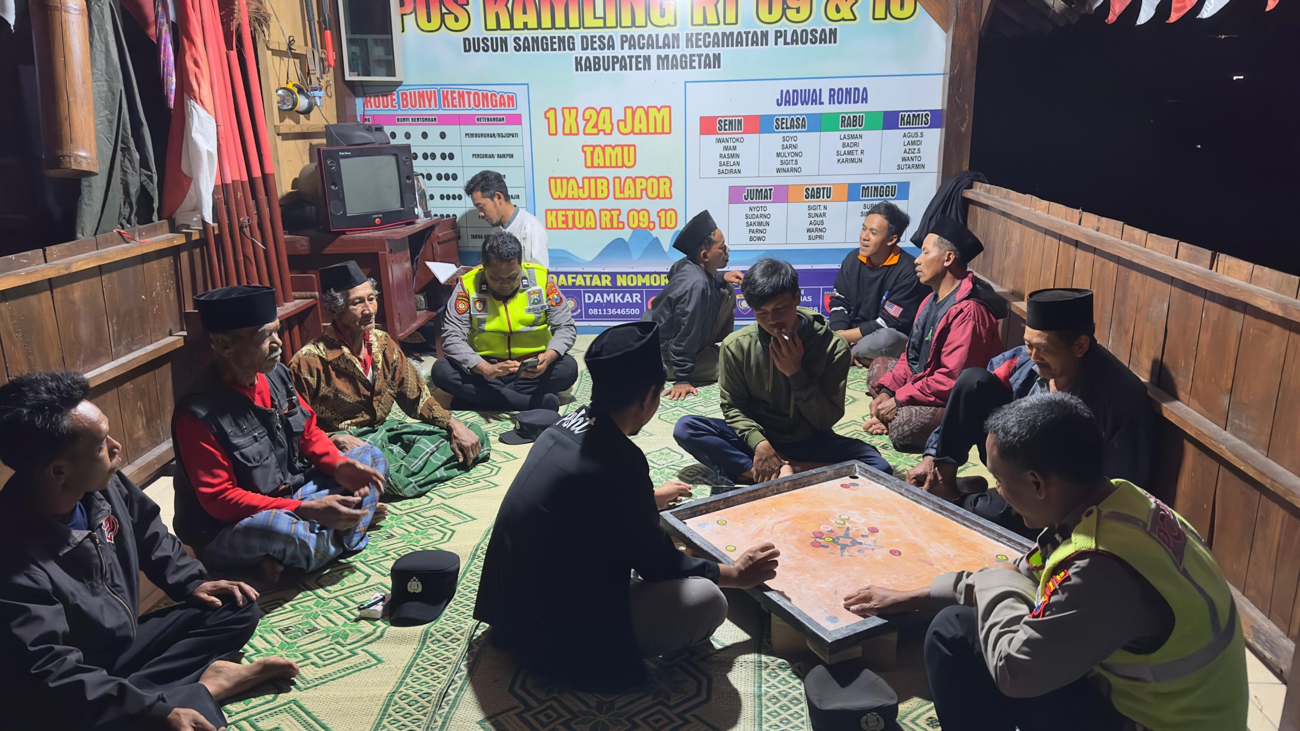 Wujud sinergitas dengan masyarakat dalam menjaga Kamtibmas lingkungan, Anggota Polsek Plaosan Sambangi Pos Kamling