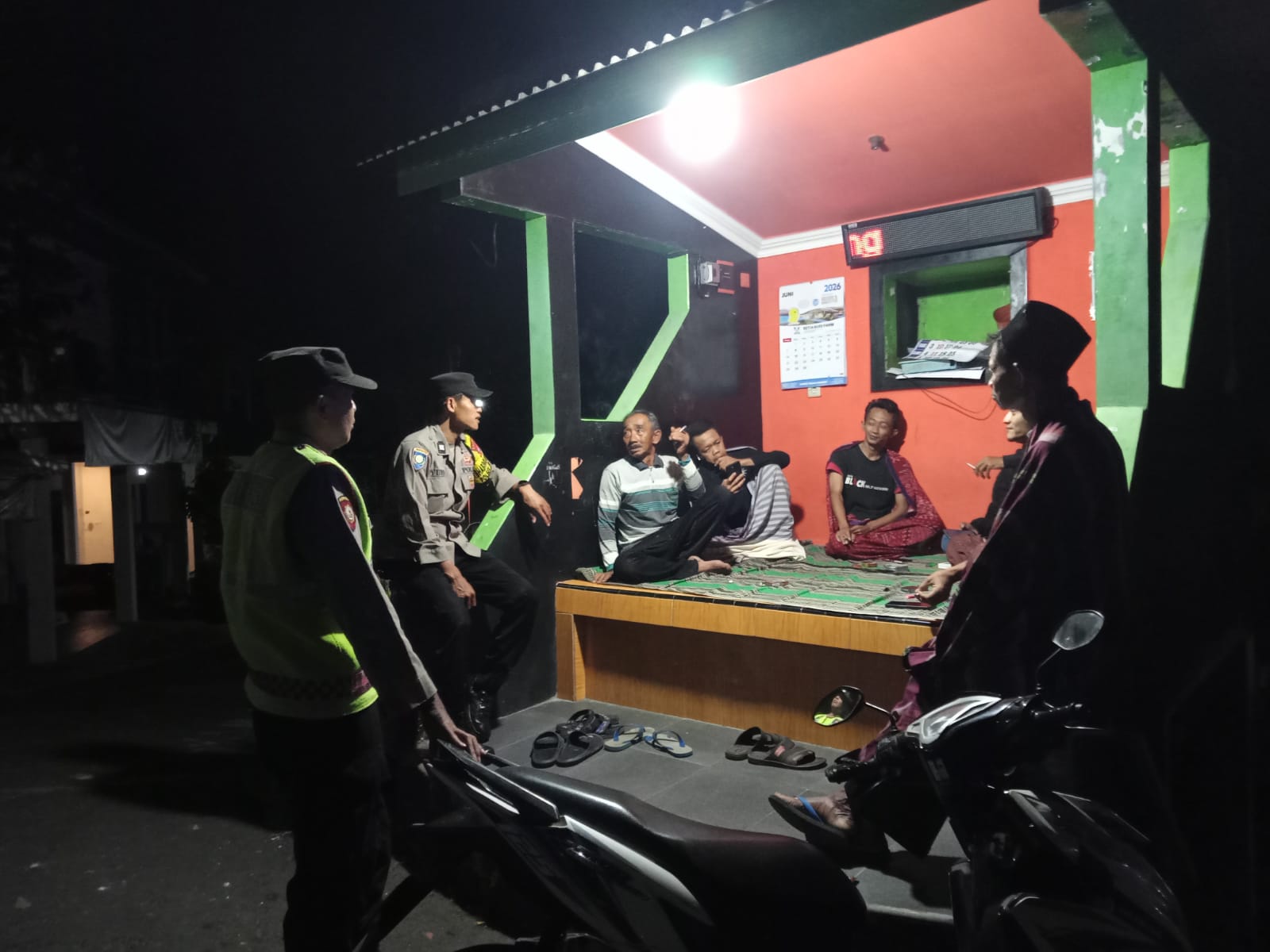 Wujud sinergitas dengan masyarakat dalam menjaga Kamtibmas lingkungan, Anggota Polsek Plaosan Sambang Pos Kamling