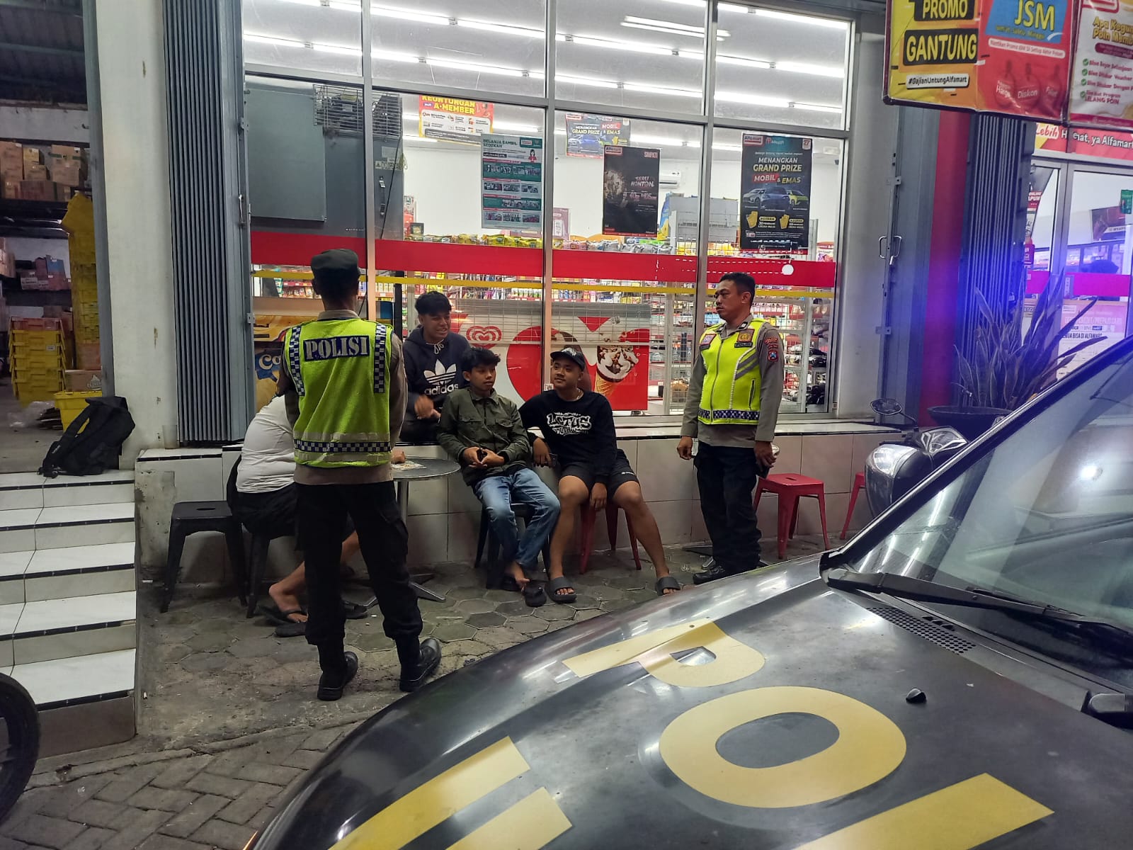 POLSEK PARANG POLRES MAGETAN POLDA JAWA TIMUR HADIR MENJAGA MALAM, PATROLI HARKAMTIBMAS PERKUAT KEAMANAN DAN AJAK WARGA CEGAH KEJAHATAN SERTA KARHUTLA